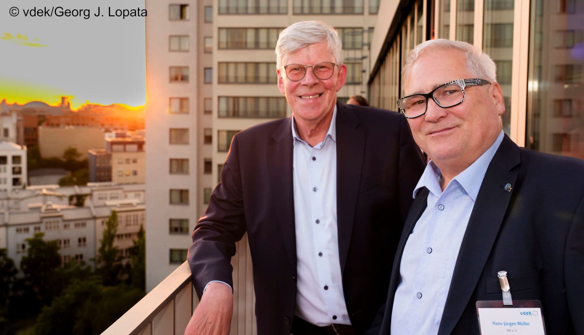 Zwei, die sich lange kennen, sind Gernot Kiefer (GKV-SV) (l.) und Hans-Jürgen Müller (IKK e.V.).