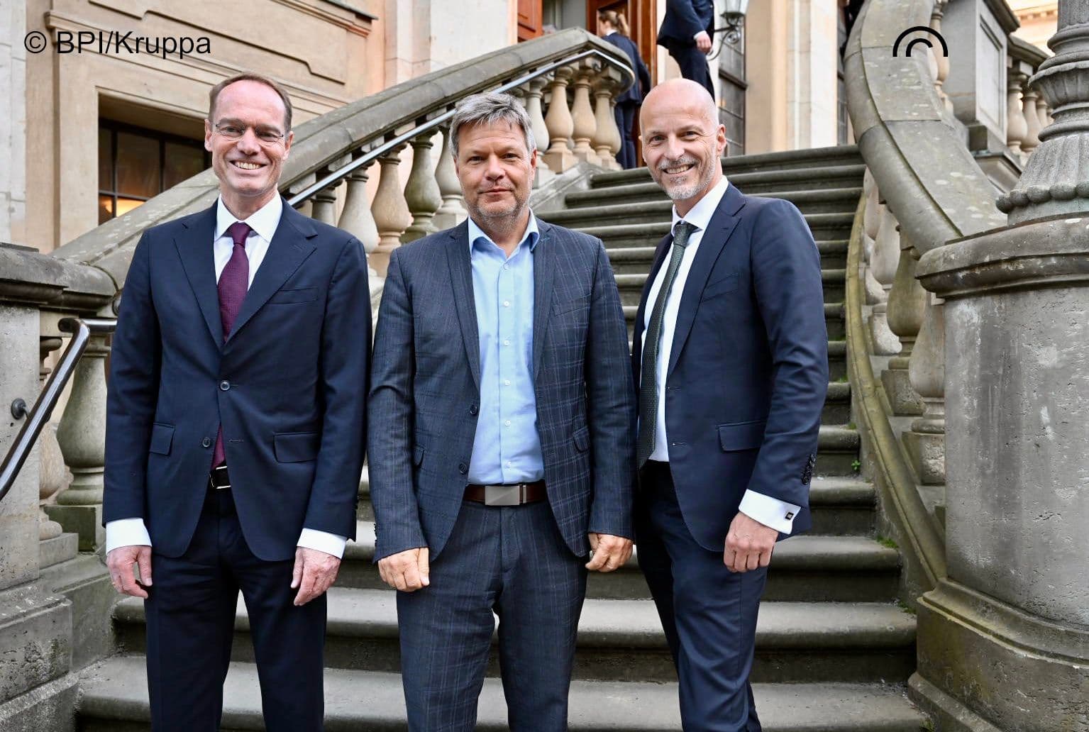 Der erste Minister bei der BPI-Veranstaltung: Bundeswirtschaftsminister Robert Habeck begrüßt von Oliver Kirst (l.) und Kai Joachimsen (beide BPI).