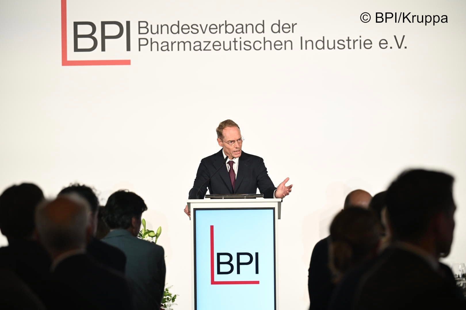 BPI-Vorsitzender Oliver Kirst begrüßt die Gäste im Französischen Dom in Berlin.