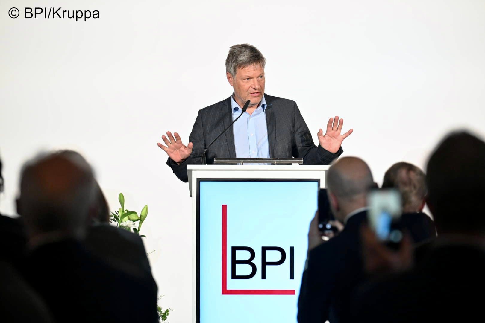 Lobt die Pharmaindustrie: Bundeswirtschaftsminister Robert Habeck.