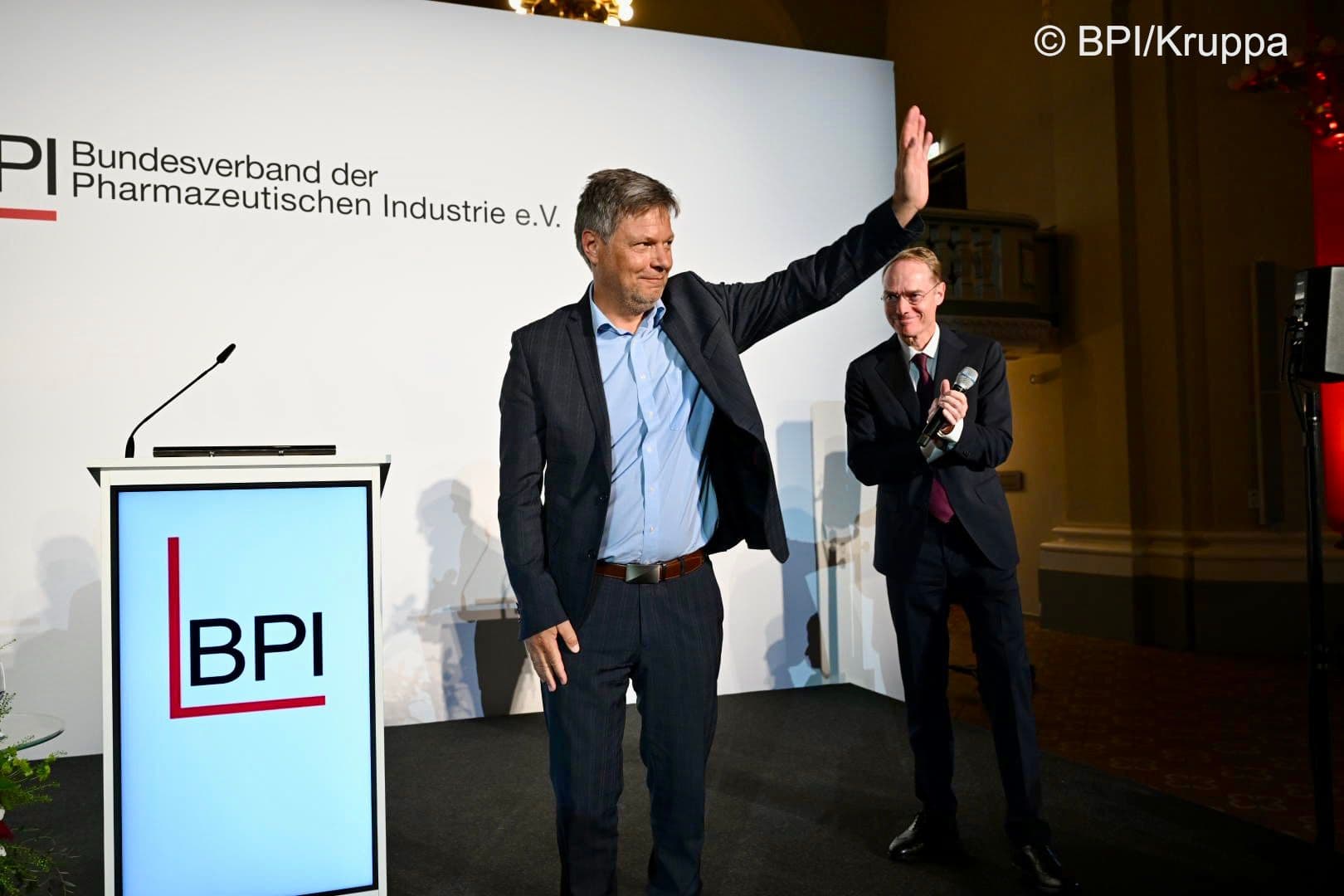 Bundeswirtschaftsminister Robert Habeck reagiert auf Standing Ovations nach seinem Auftritt.
