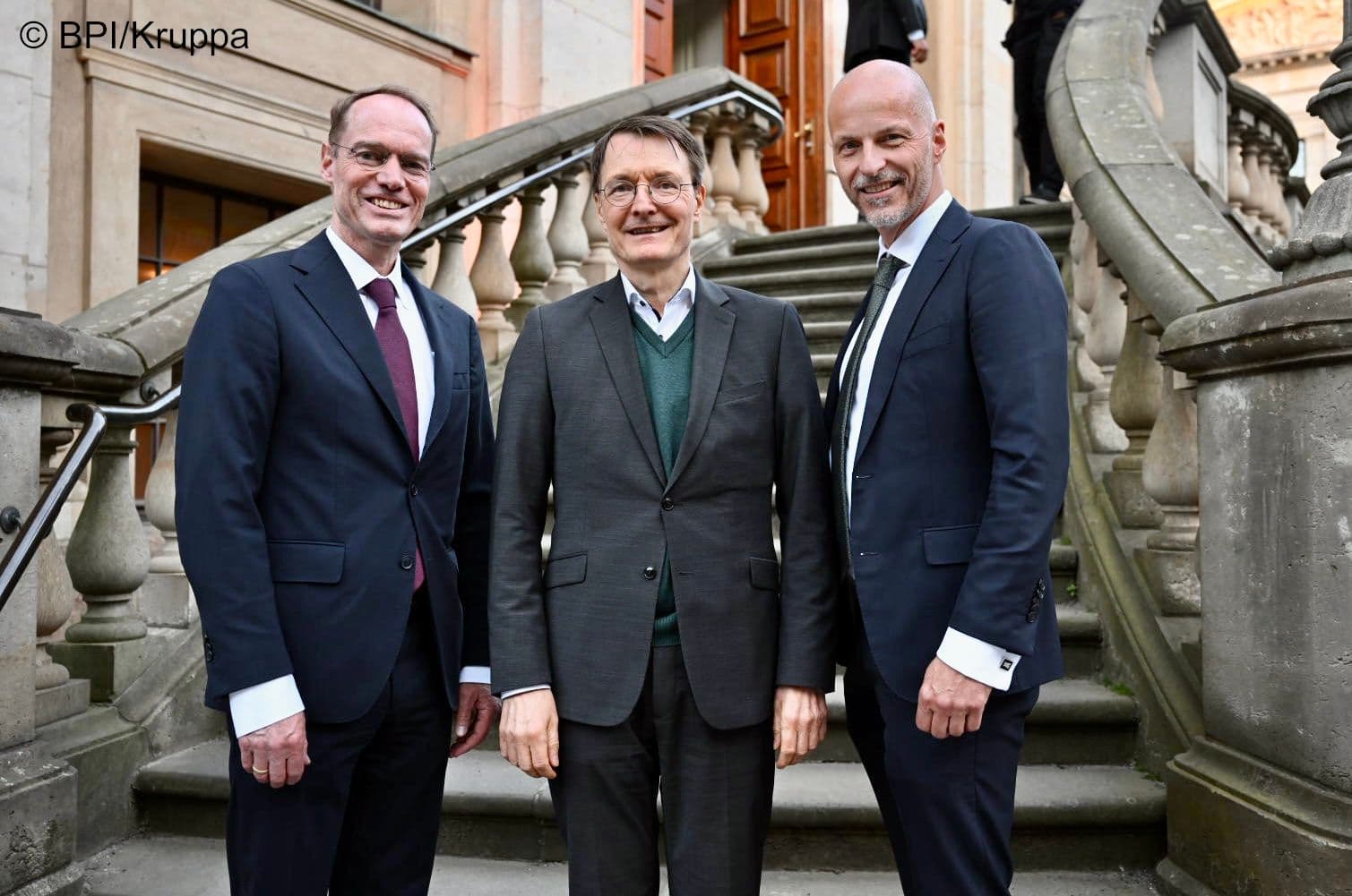 Der zweite Minister beim BPI: Oliver Kirst (l.) und Kai Joachimsen (beide BPI) mit Bundesgesundheitsminister Karl Lauterbach