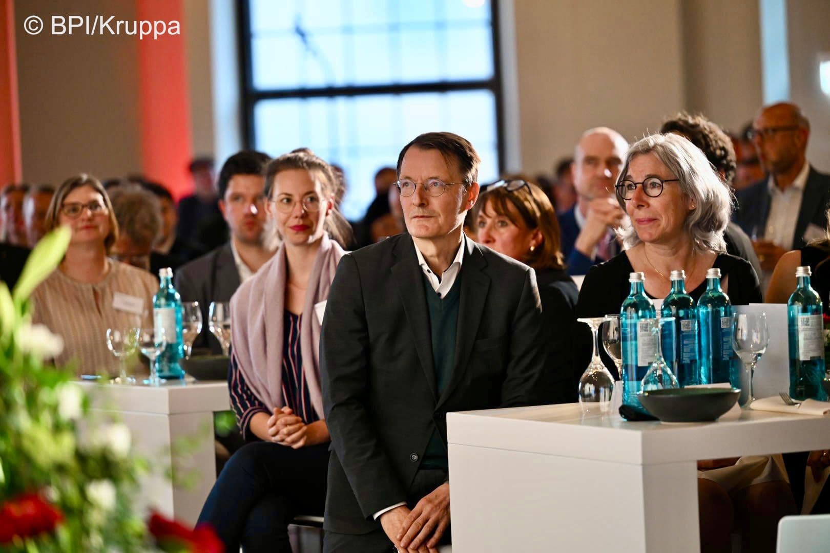 Bundesgesundheitsminister Karl Lauterbach mit Gabriele-Regina Overwiening (ABDA)