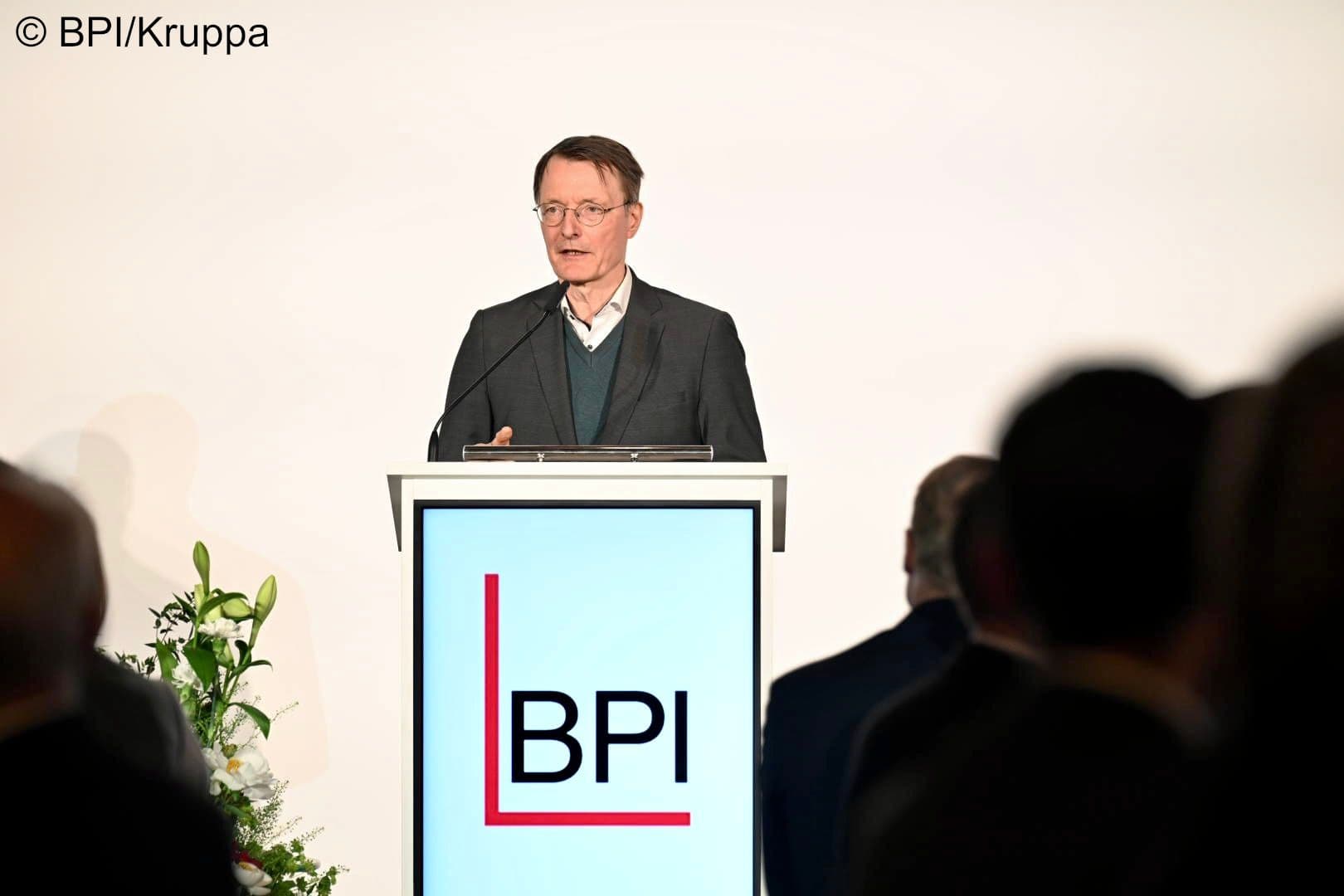 Für Bundesgesundheitsminister Karl Lauterbach ist die Pharmaindustrie besonders gut aufgestellt.