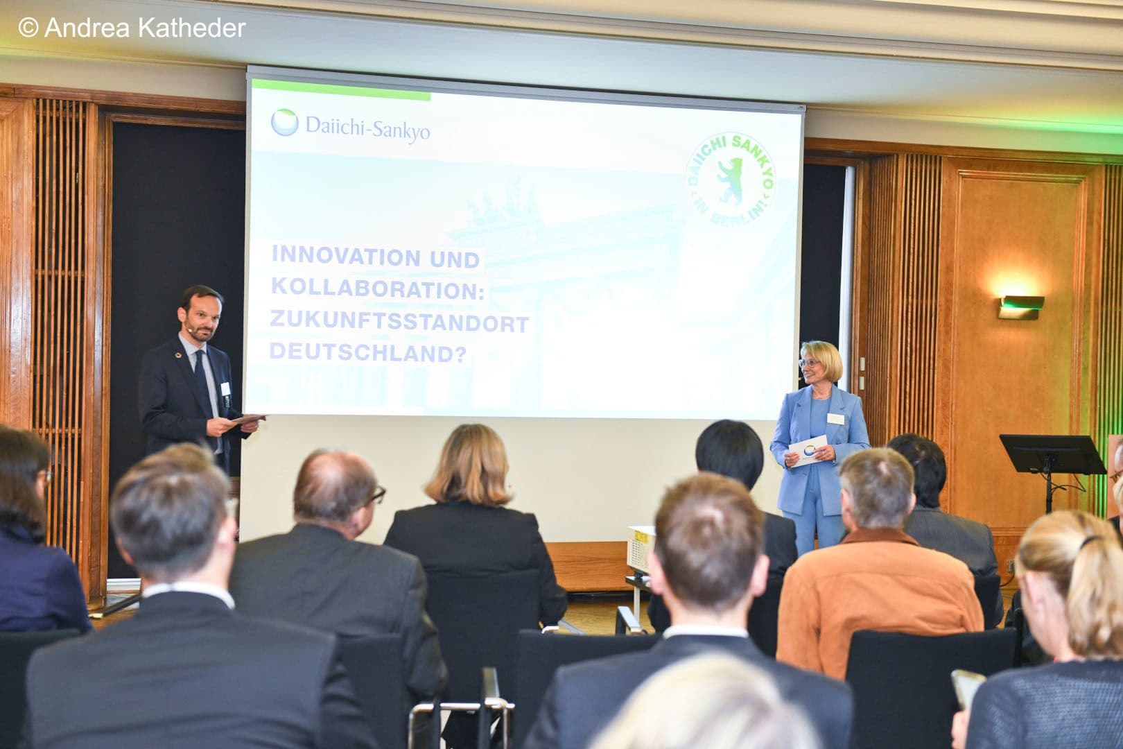 Berichten über den wichtigen Standort Deutschland: Benoit Creveau und Martina Witzel (beide Daiichi Sankyo).