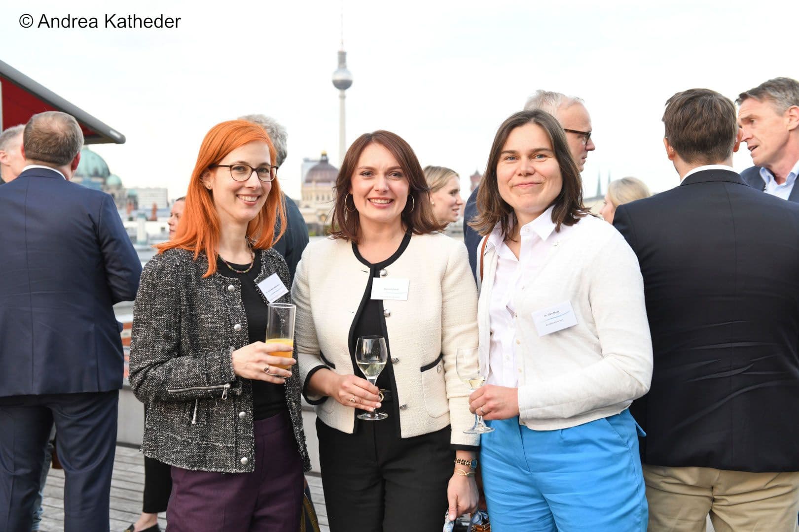 Drei von der Exekutive: Anna-Maria Mattenklotz (BMG), Marina Schmidt (Bundesministerium der Verteidigung), Silke Maas (Bundeskanzleramt) (v.l.n.r.)