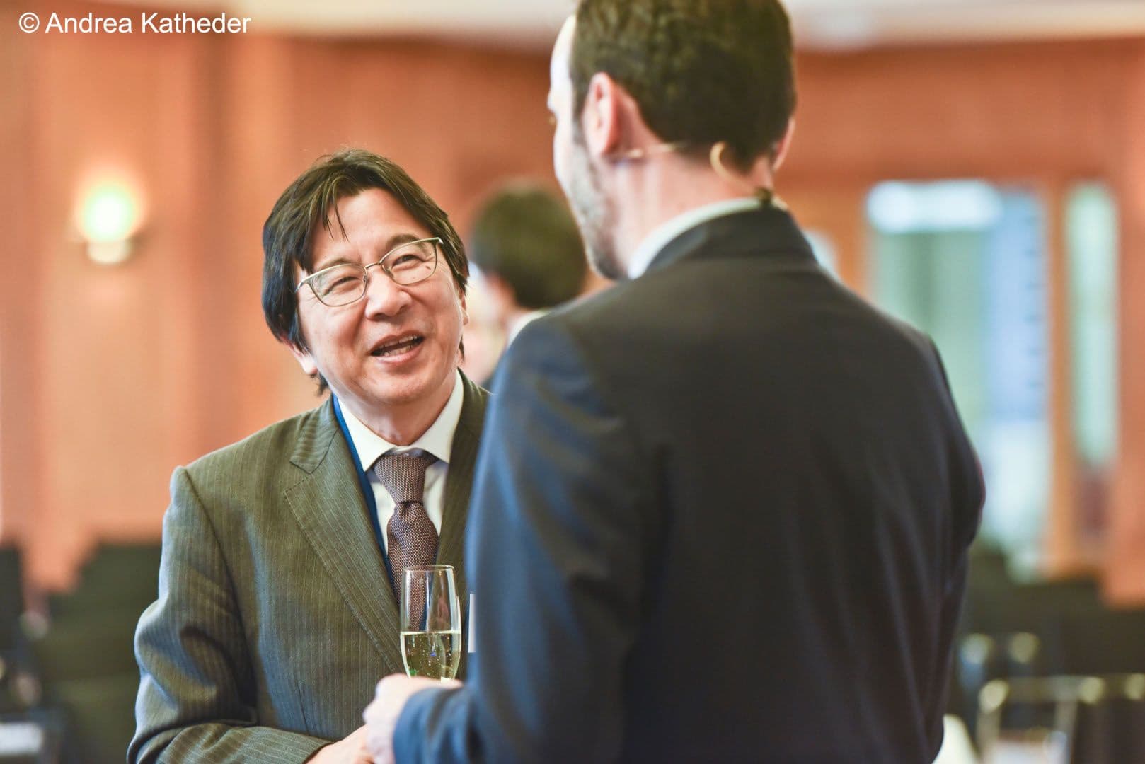 Kunihiko Kawazu (Botschaft Japan) (l.) im Gespräch mit Benoit Creveau (Daiichi Sankyo)