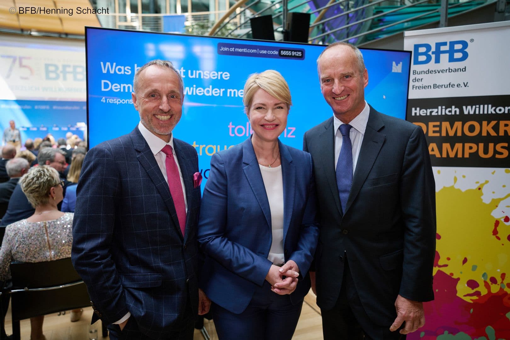 Minister- und Bundesratspräsidentin Manuela Schwesig, zusammen mit der BFB-Verbandsspitze Stephan Hofmeister (l.) und Friedemann Schmidt