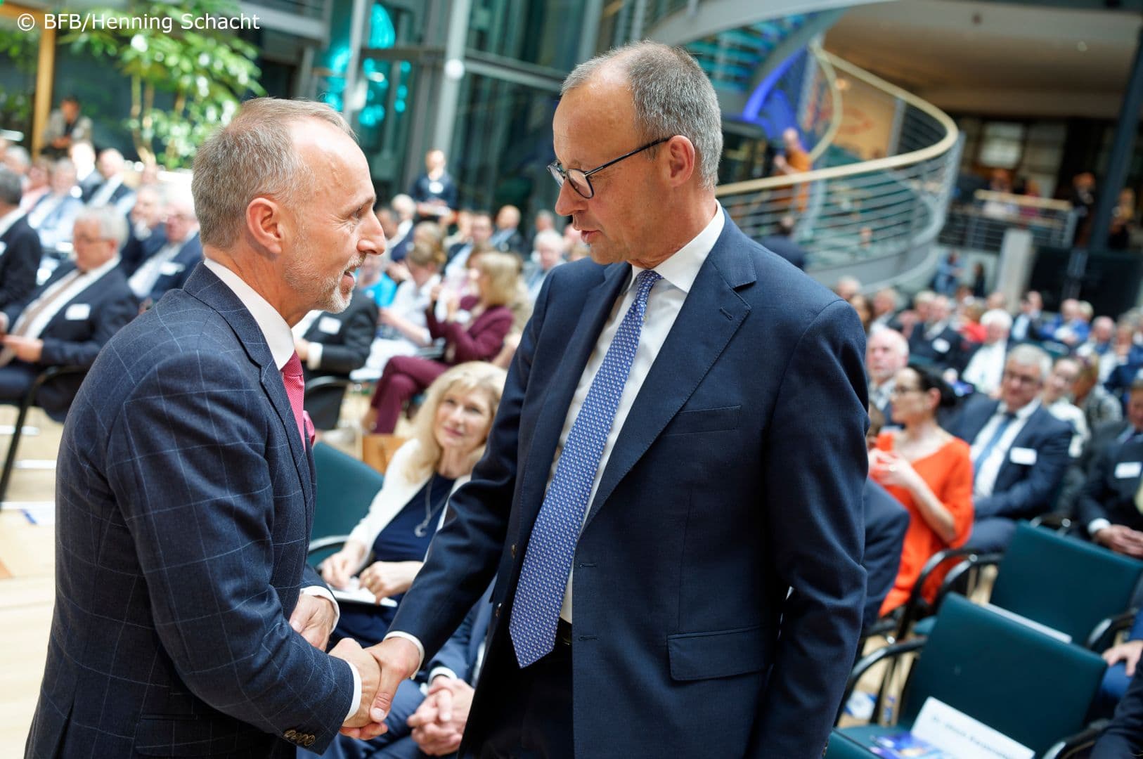 Friedrich Merz  MdB (CDU) gratuliert Stephan Hofmeister (l.) zum neuen Amt.