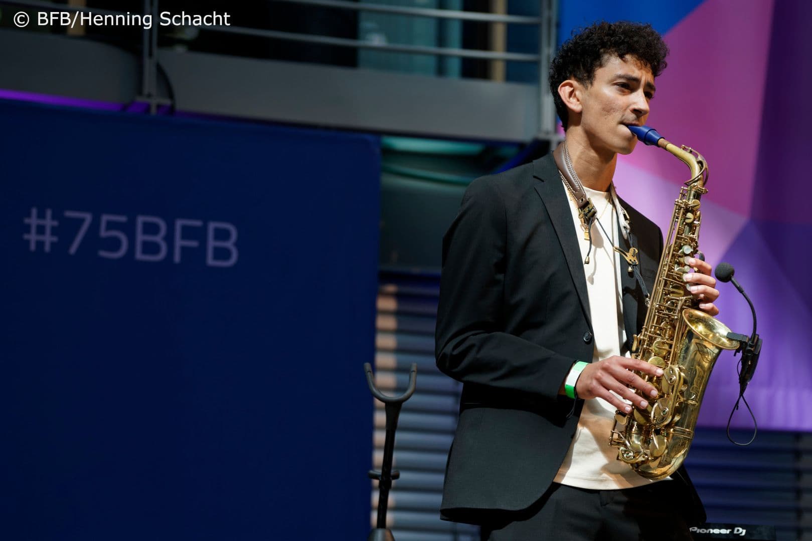 Musikalische Einstimmung mit dem DJ und Saxophonist Nate Sebsibe