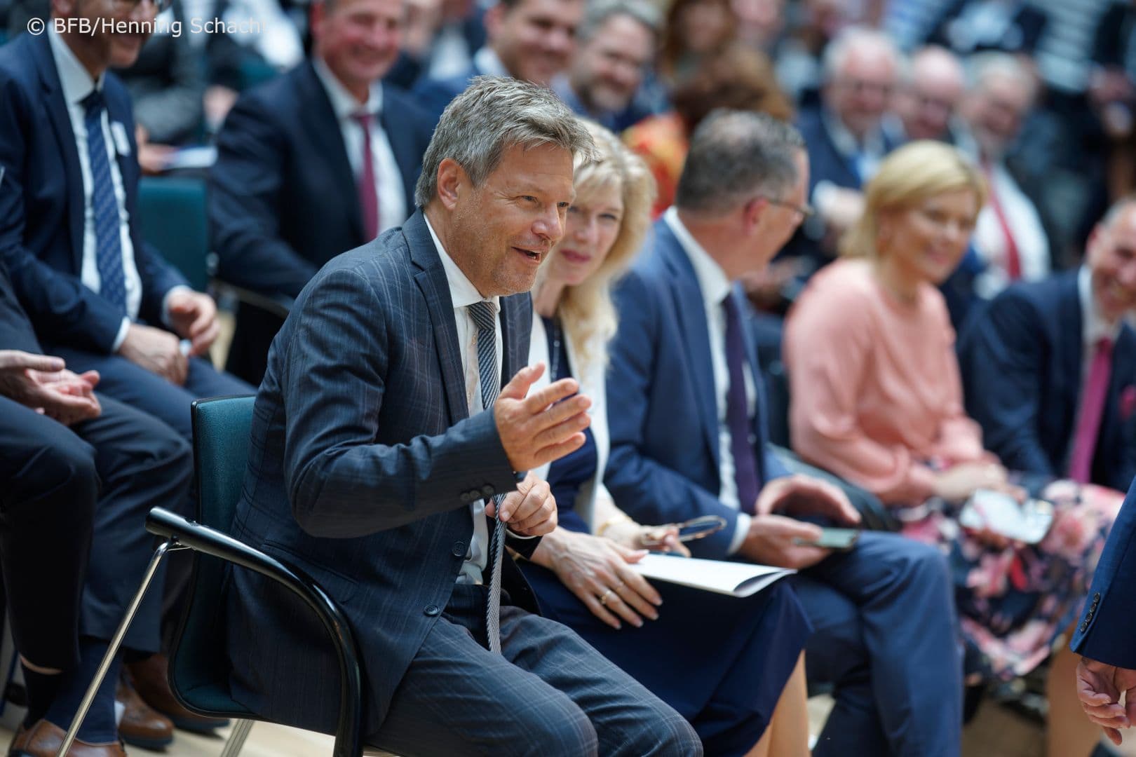 Bundeswirtschaftsminister und Vizekanzler Robert Habeck macht sich bereit für seinen Auftritt.
