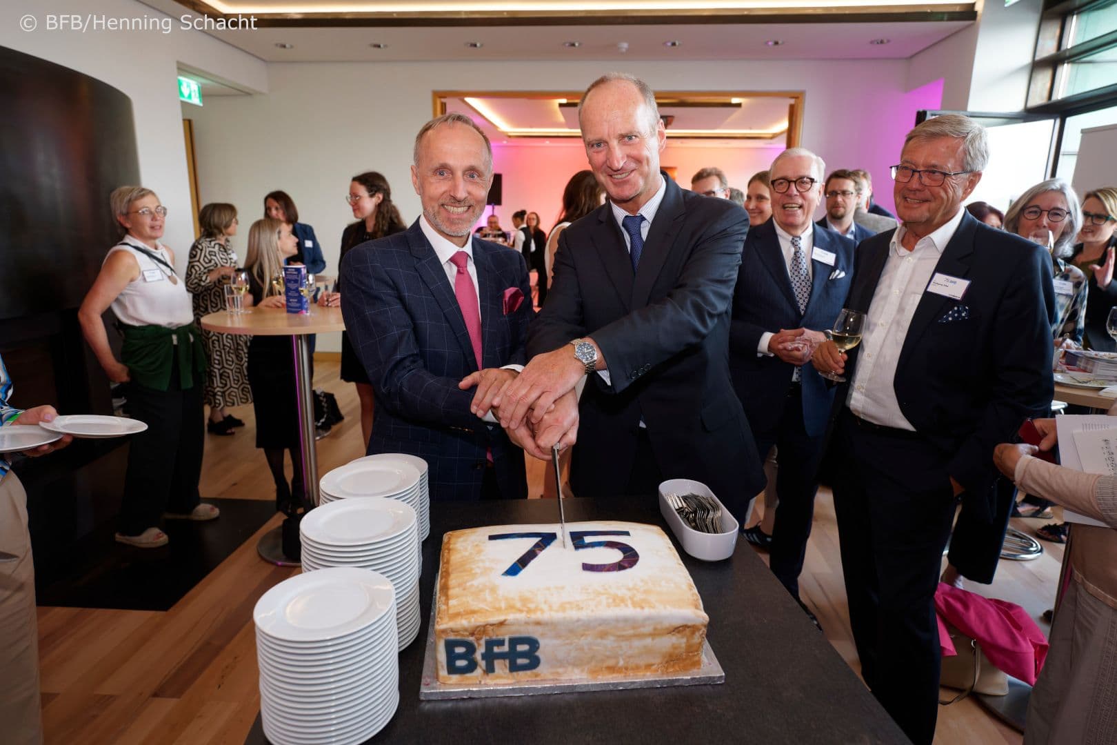 BFB-Präsident Stephan Hofmeister (l.), und BFB-Ehrenpräsident  Friedemann Schmidt (2.v.l.), schneiden die Geburtstagstorte zum 75-jährigen BFB-Jubiläum an; daneben Klaus Reinhardt (BÄK) (2.v.r.) und Wolfgang Eßer (KZBV) (r.).