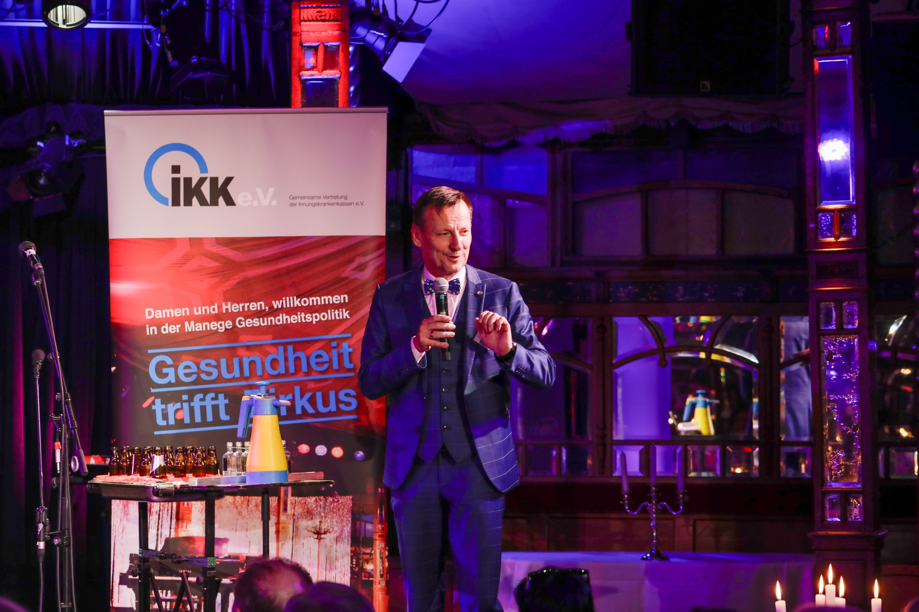 Gastgeber Jürgen Hohnl, Geschäftsführer des IKK e.V., eröffnet „Gesundheit trifft Zirkus“.