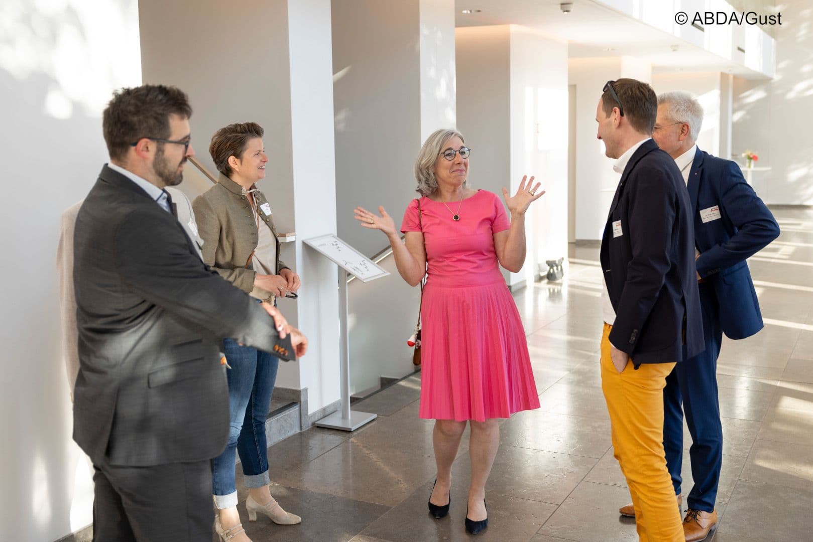 Jubilarin und ABDA-Präsidentin Gabriele Regina Overwiening im Kreis von Gratulanten beim Sommerfest