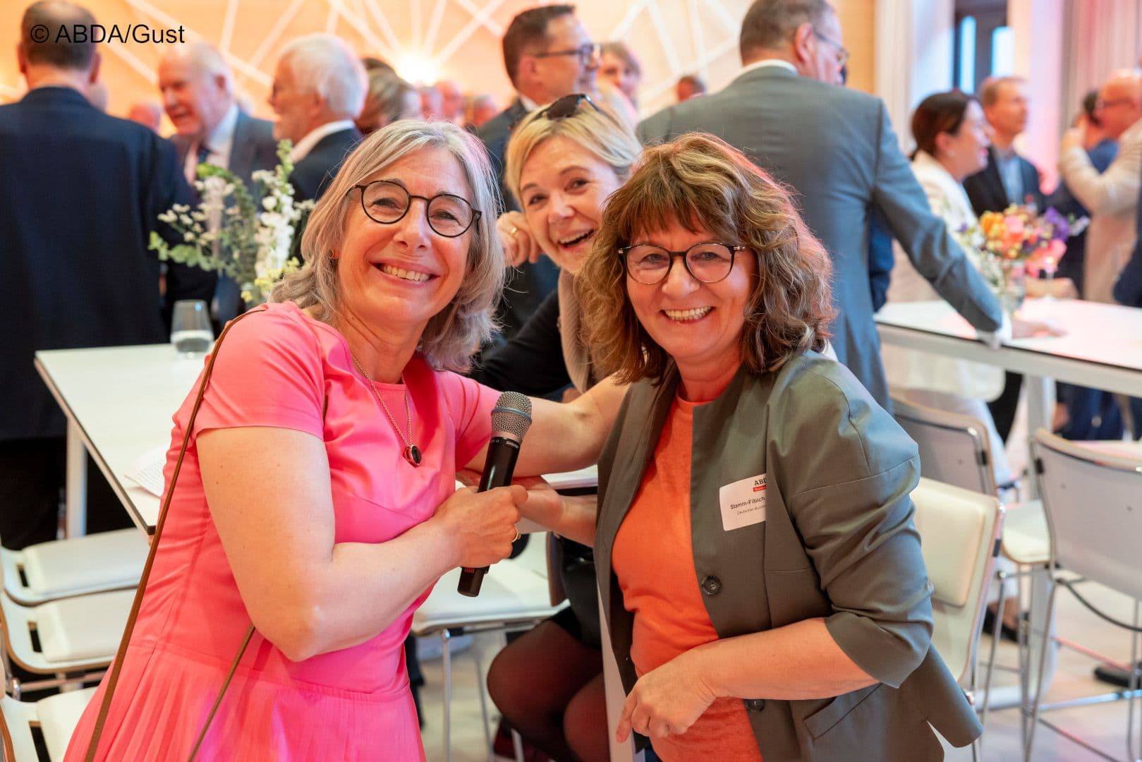 In bester Laune: Gabriele Regina  Overwiening (ABDA), Sabine Skwara (GSK), Martina Stamm-Fibich MdB (SPD) (v.l.n.r.)