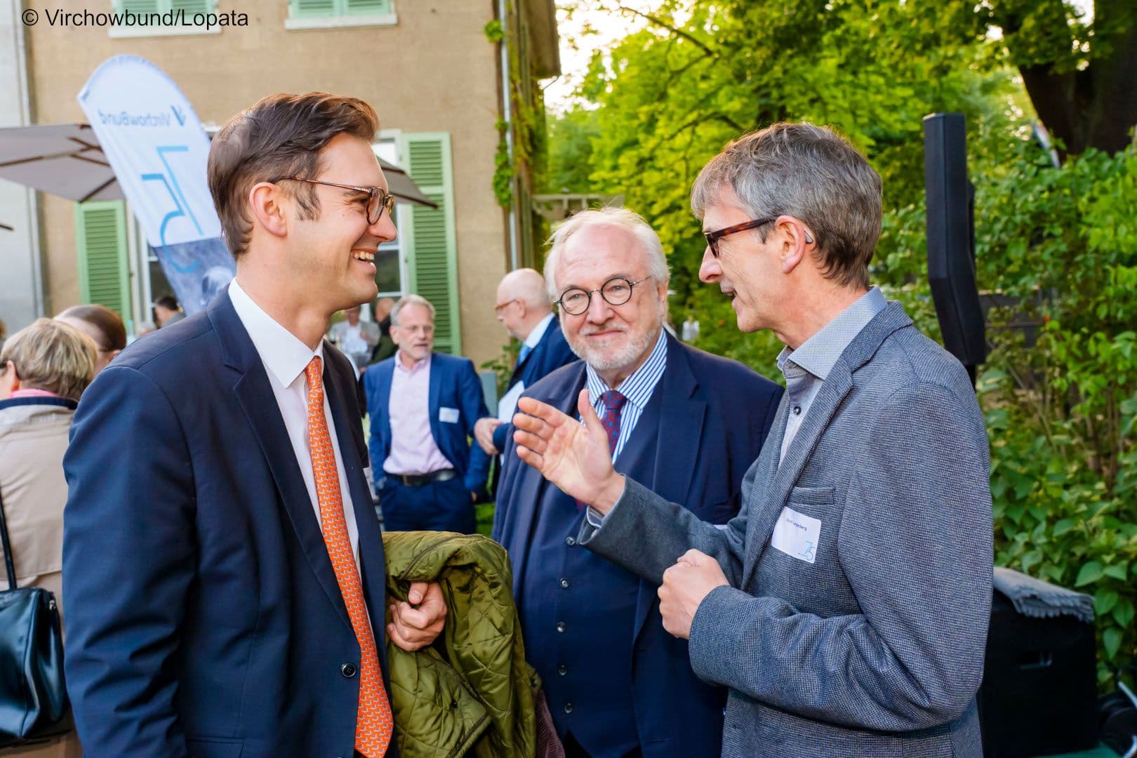 Fröhliche Plauderei mit Stephan Pilsinger MdB (CSU), Rudolf Henke (Ärztekammer Nordrhein), Ulrich Langenberg (BÄK) (v.l.n.r.)