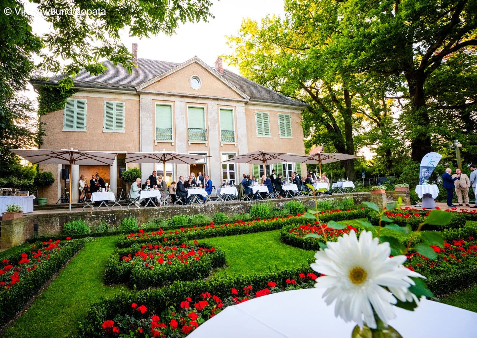 Blick auf die Gäste des Festabends auf der Terrasse der Max-Liebermann-Villa