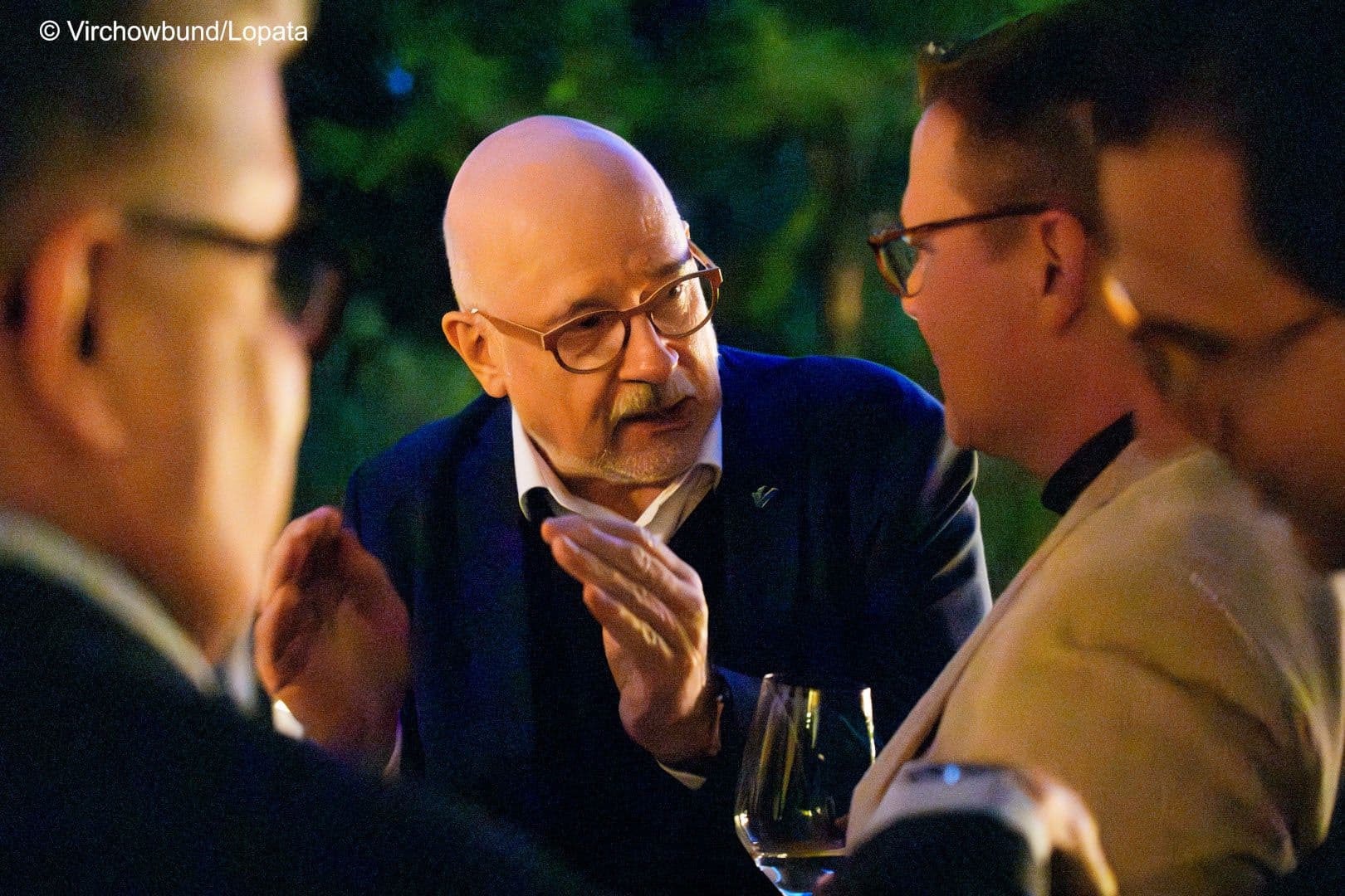Mit großer Geste agiert Dirk Heinrich (Virchowbund) (l.) gegenüber Tino Sorge MdB (CDU)