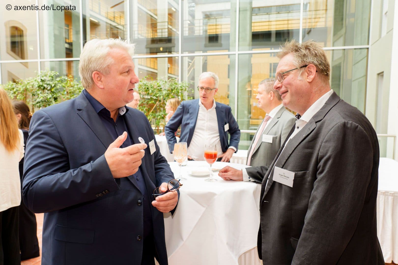 Alte Bekannte: Thomas Isenberg (Deutsche Schmerzgesellschaft) und Jürgen Malzahn (AOK-Bundesverband) (r.)