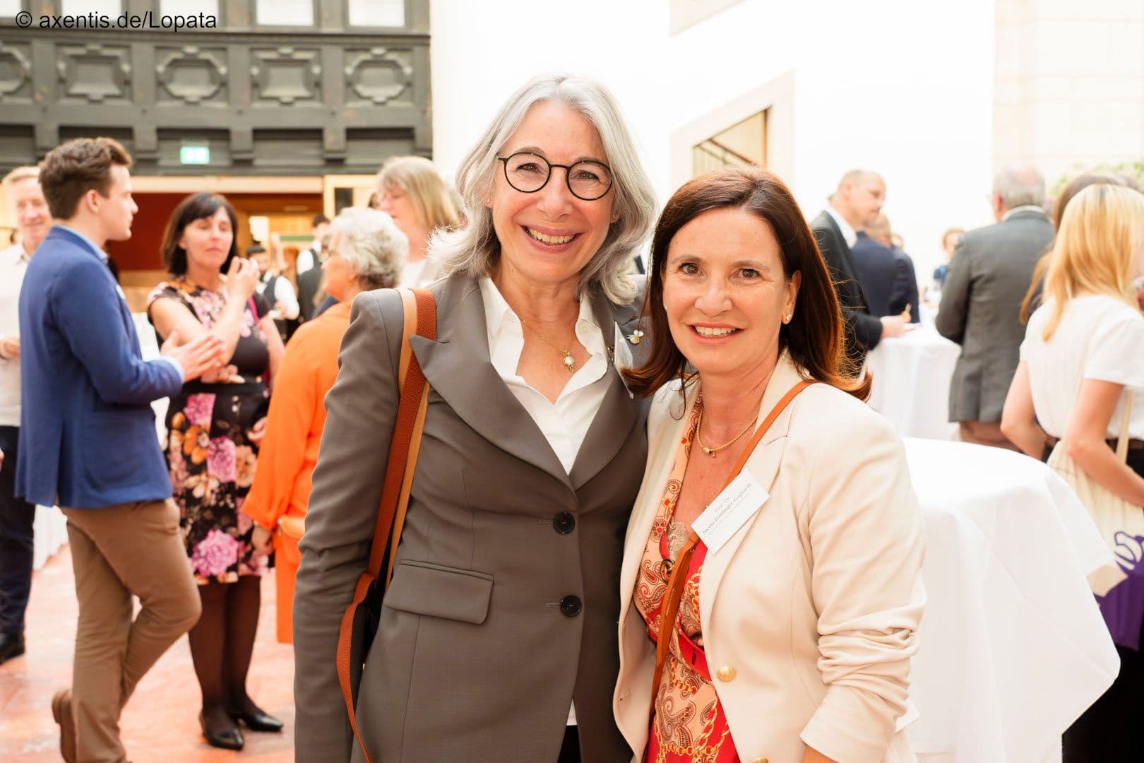 Zwei, die sich gut verstehen: Gabriele Regina Overwiening (ABDA) und Nicola Buhlinger-Göpfarth (Hausärztinnen- und Hausärzteverband) (r.)