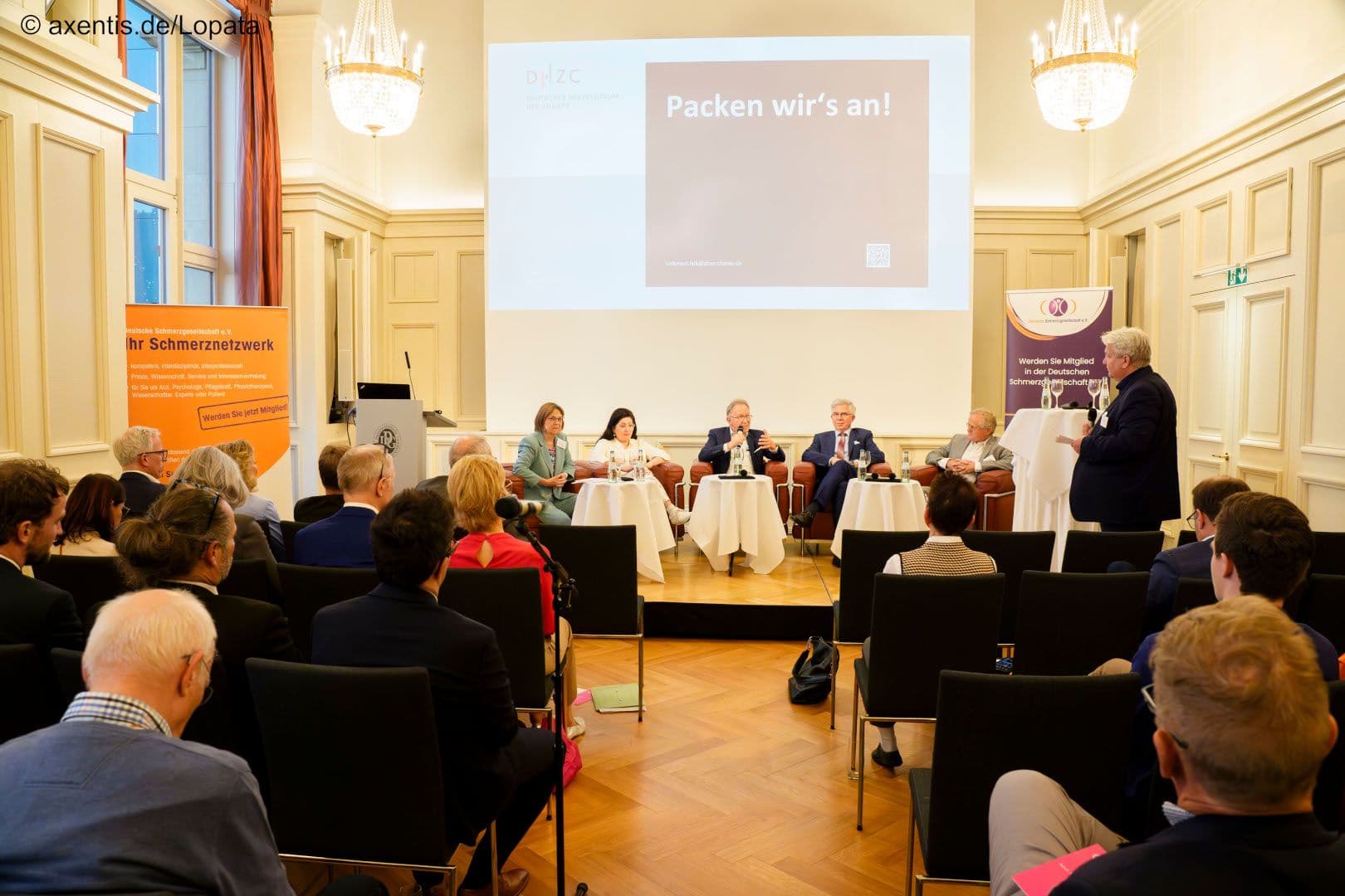 Die Diskussionsrunde mit Gesundheitsministerin Ursula Nonnenmacher (Brandenburg), Nezahat Baradari MdB (SPD), Erwin Rüddel MdB (CDU), Andrew Ullmann MdB (FDP) und Armin Grau MdB (Grüne); moderiert von Thomas Isenberg (Deutsche Schmerzgesellschaft (v.l.n.r.)