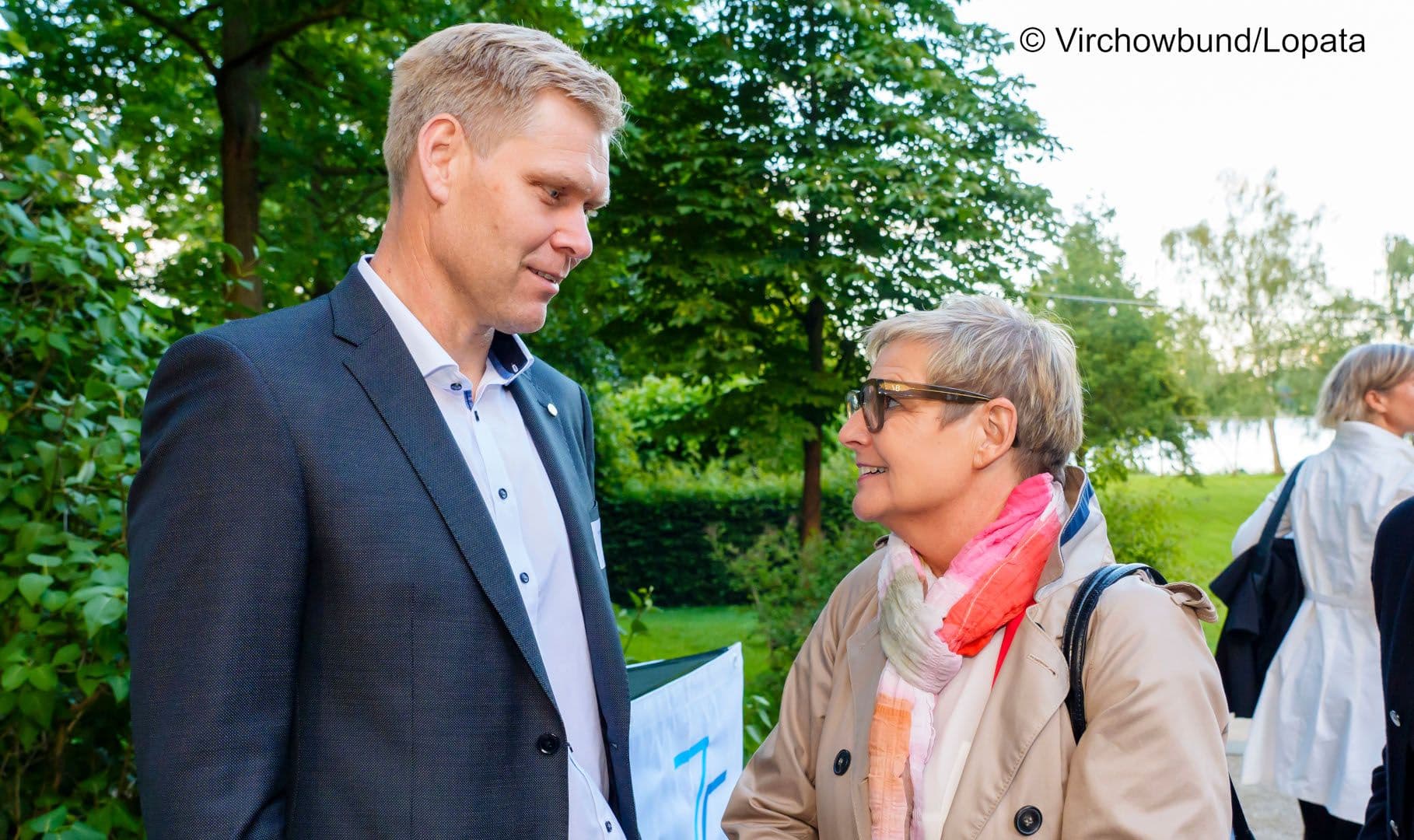 Zwei aus der Ampel im Gespräch: Christian Bartelt MdB (FDP) und die BMG-Staatssekretärin Sabine Dittmar