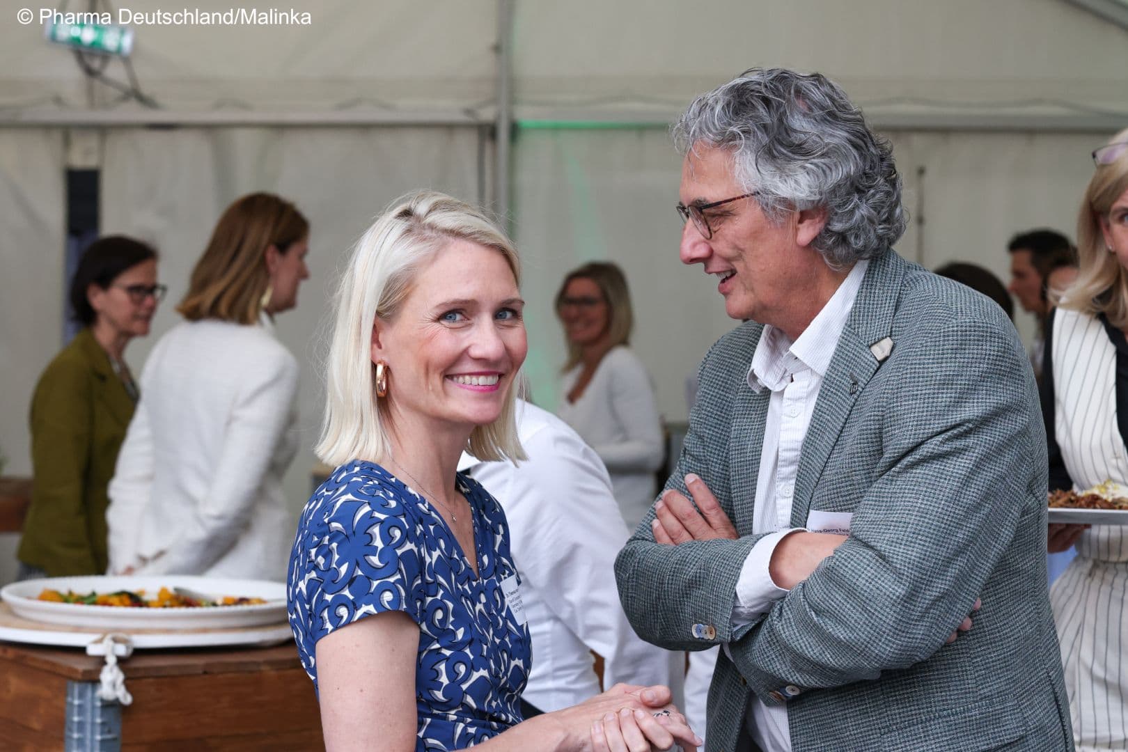 Hans Georg Feldmeier (Dermapharm) im Gespräch mit Theresa von Fugler (Sanofi)