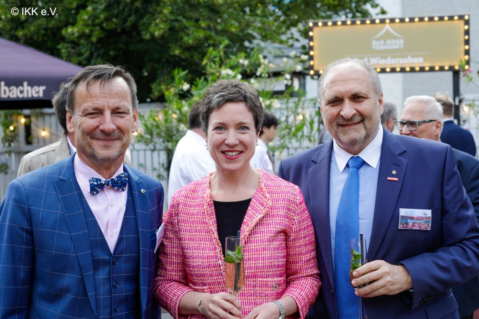 Die Dame im Mittelpunkt: Jürgen Hohnl (IKK e.V.), Susanne Wagenmann (GKV-SV), Hans Peter Wollseifer (IKK e.V.) (v.l.n.r.)
