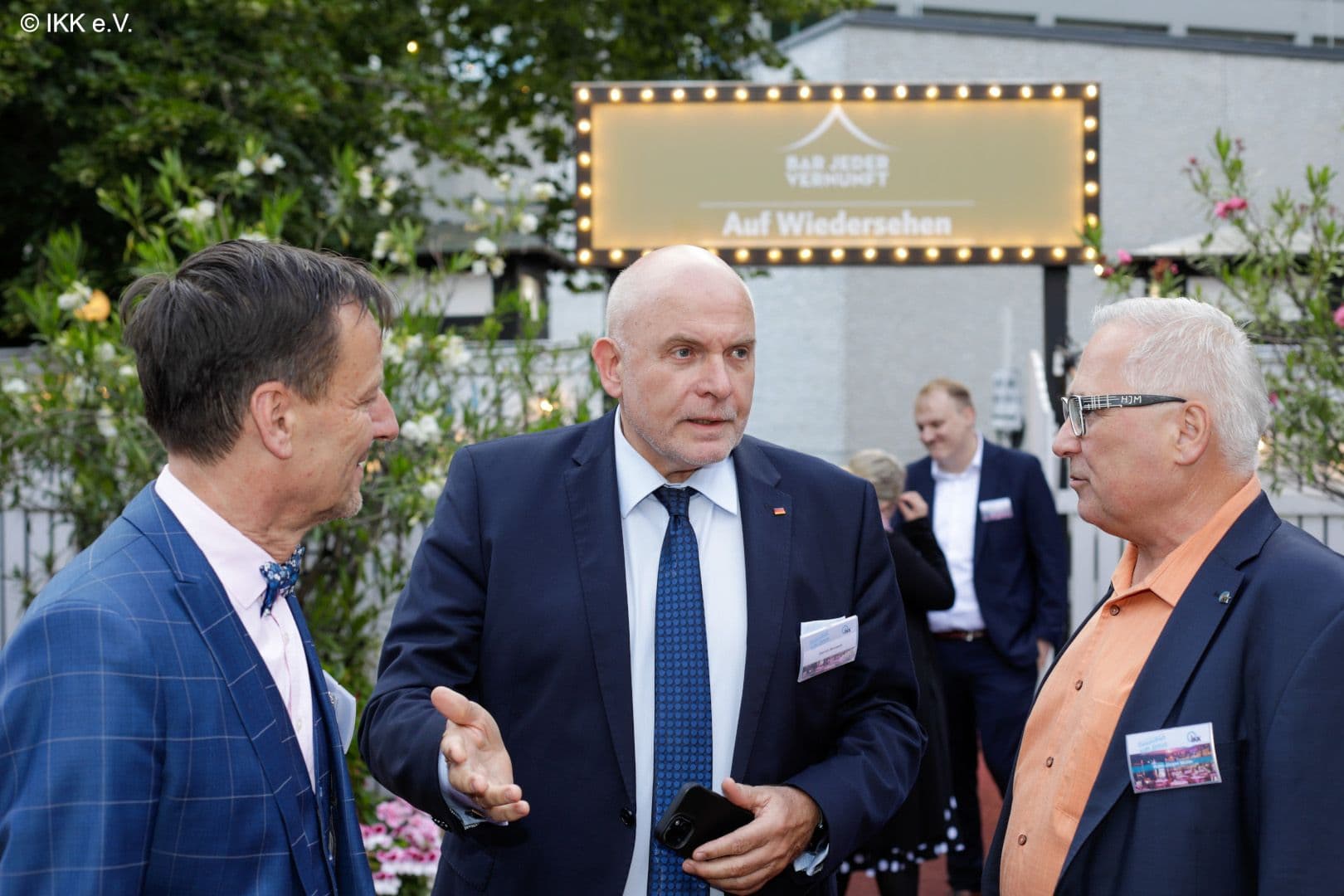 Dietrich Monstadt MdB (CDU) (M.) erklärt vielleicht die Misere der Gesundheitspolitik Jürgen Hohnl (l.) und Hans-Jürgen Müller (beide IKK e.V.)