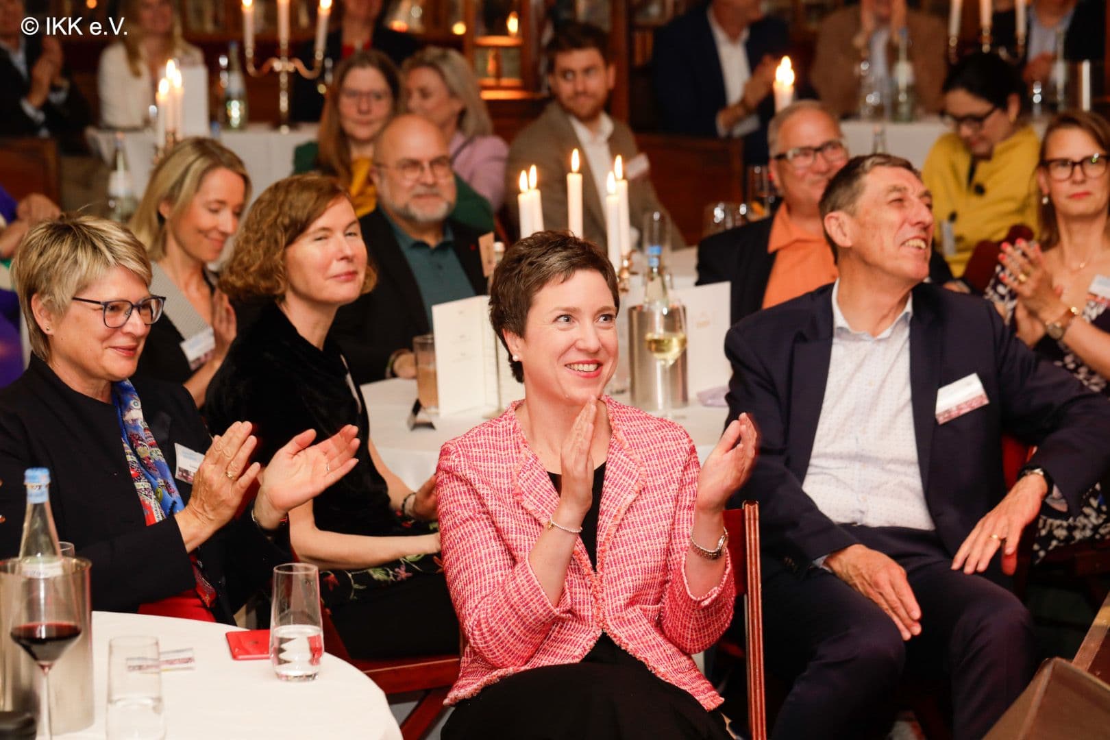 Gute Stimmung bei den Gästen in der „Bar jeder Vernunft“