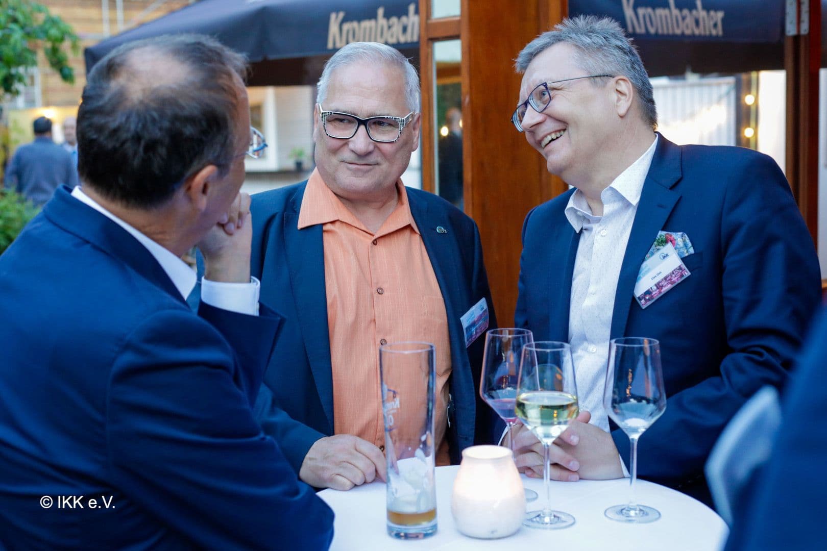 Uwe Deh (IKK gesund plus) (r.) hat sichtlich Spaß mit Hans-Jürgen Müller (IKK e.V.) (M.) und Roland Engehausen (BKG) (l.).