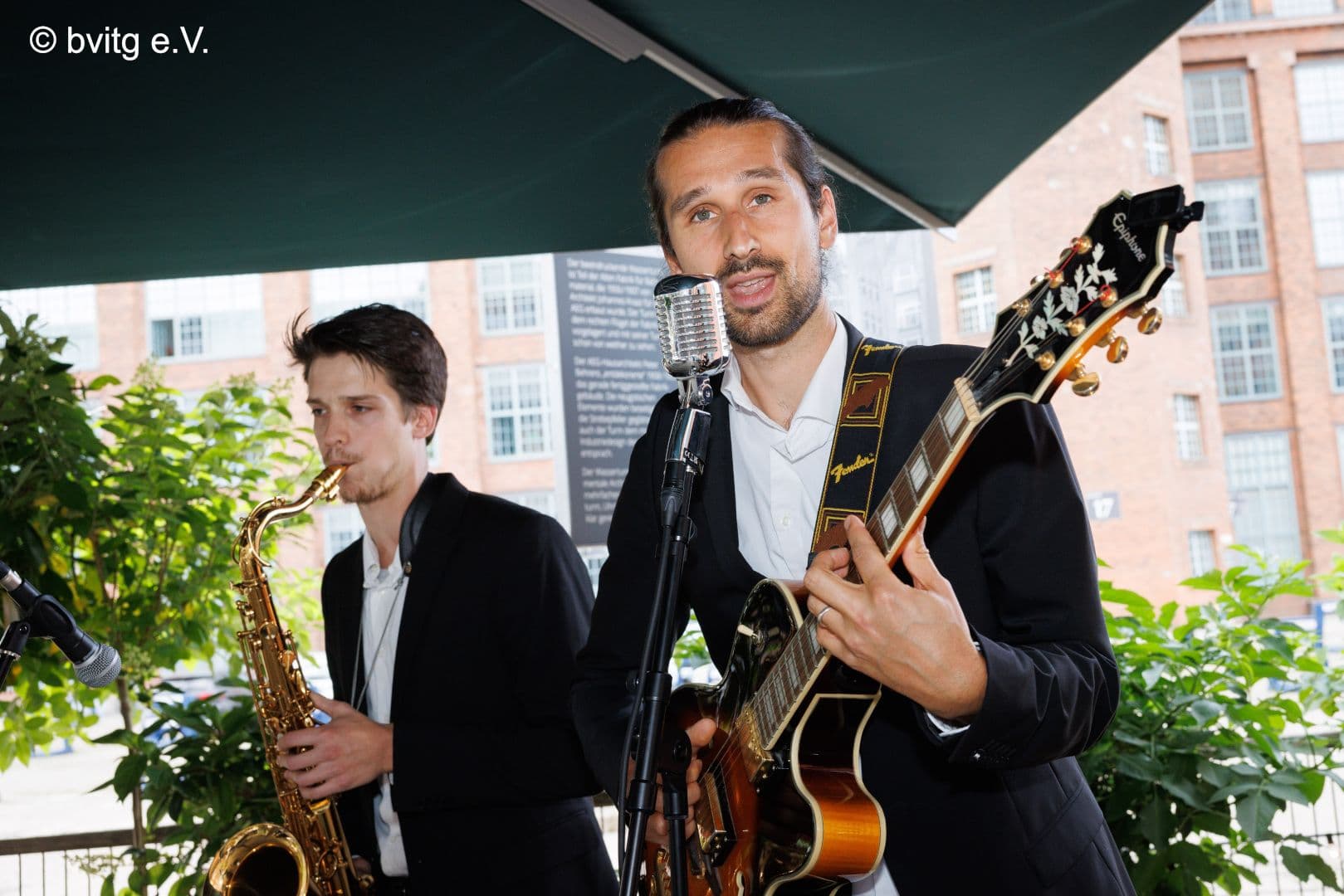 Die Band „Two & A Half Standards“ sorgt für Unterhaltung.