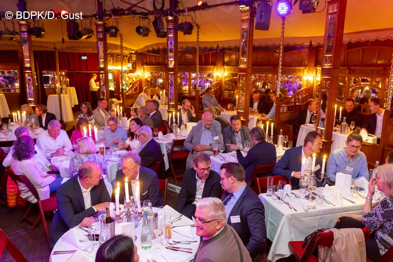 Kurz vor der Zaubershow noch wichtige Gespräche in der  „Bar jeder Vernunft“