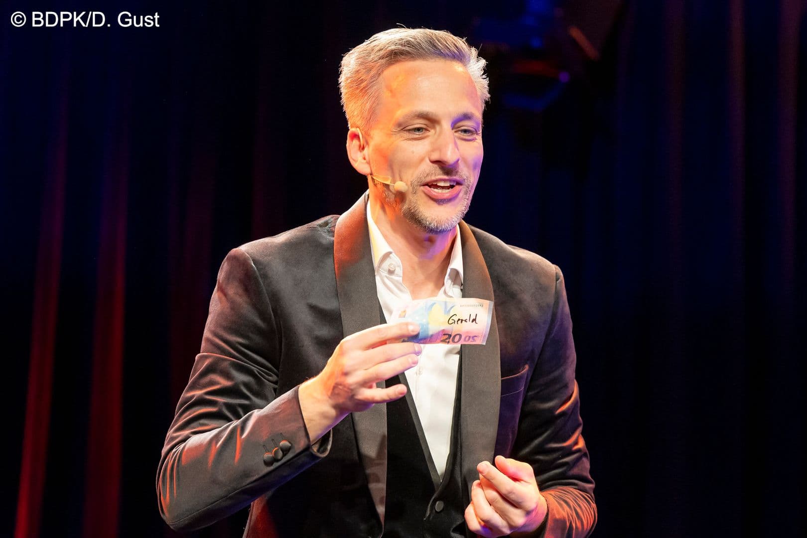 20 Euro von Gerald Gaß (DKG) gespendet, und Zauberer Peter Valance vermehrt es.