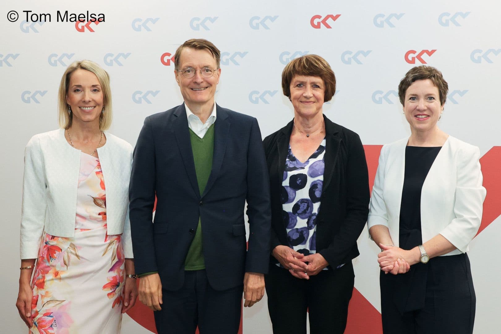 Und immer hübsch lächeln: Stefanie Stoff-Ahnis (GKV SV), Bundesgesundheitsminister Karl Lauterbach, Doris Pfeiffer, Susanne Wagenmann (beide GKV-SV)
