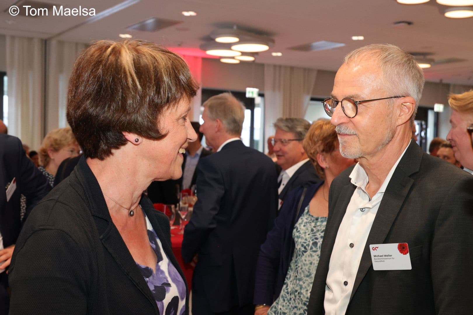 Ehemalige Kollegen, die sich nun immer noch freundlich gegenüberstehen: Doris Pfeiffer (GKV-SV) und Michael Weller (BMG).