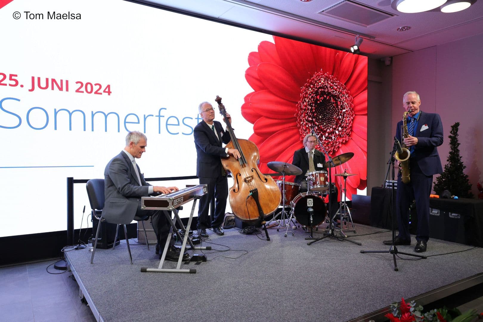 Das Dirk Engelhardt Quartett spielt auf.