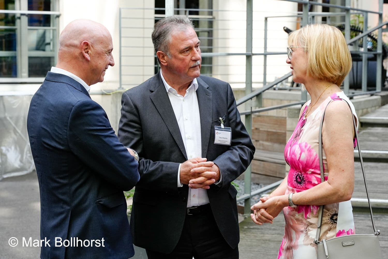 Armin Ehl (l.) und Susanne Johna (beide Marburger Bund) freuen sich über den Besuch von Claus Weselsky (GDL).