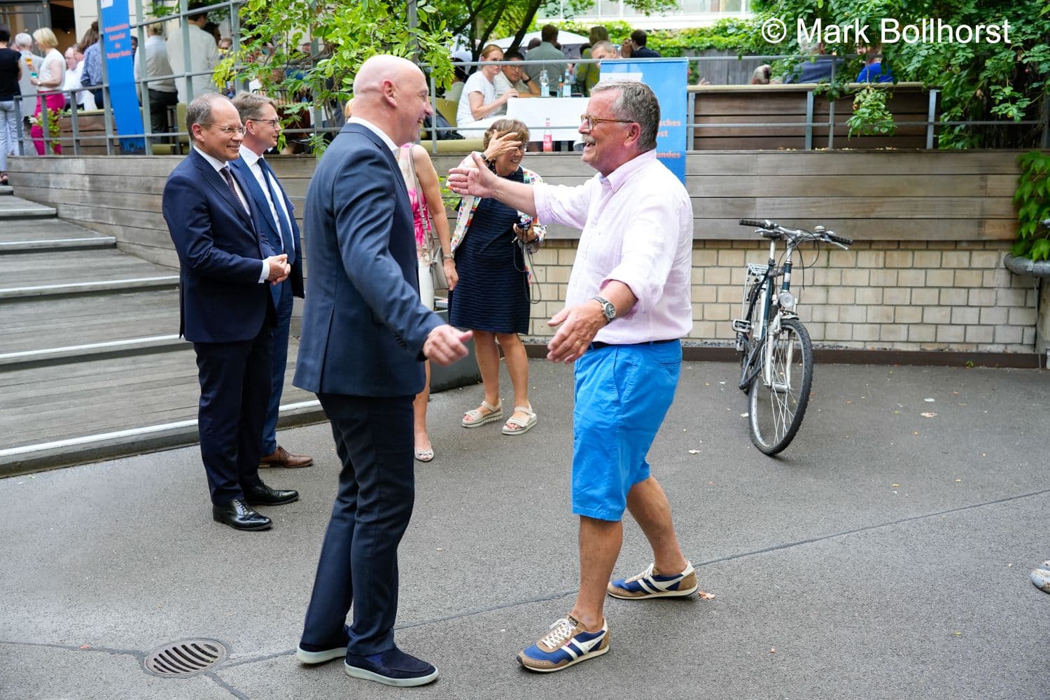 Sportlich kommt MB-Urgestein Frank Ulrich Montgomery (r.) zum Sommerfest und begrüßt Armin Ehl (Marburger Bund).