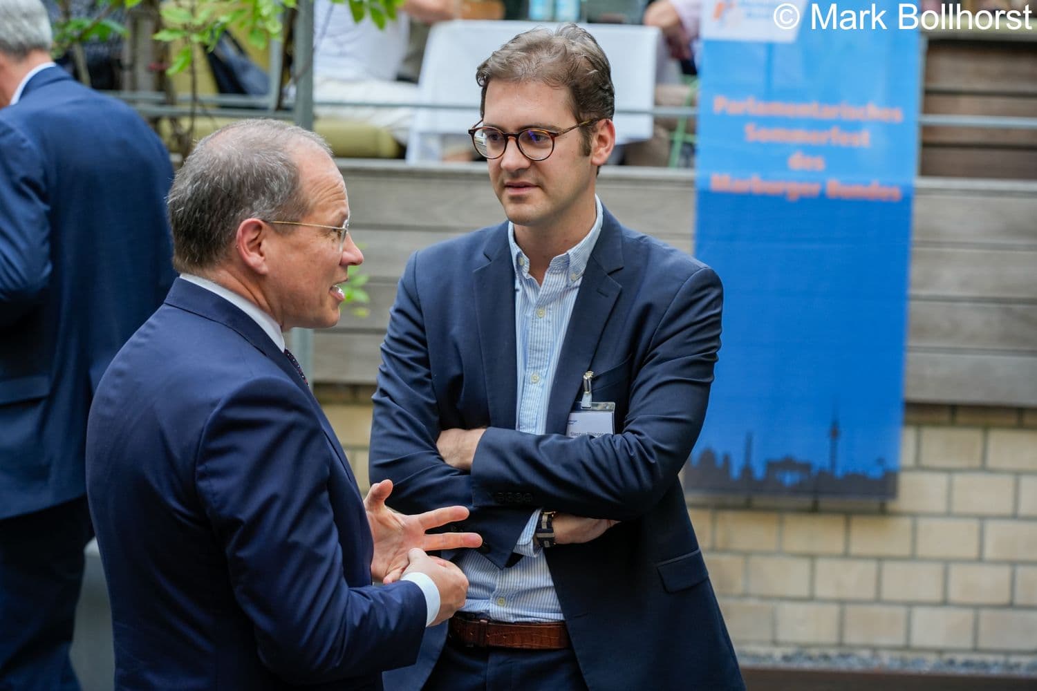 Andreas Botzlar (Marburger Bund) (l.) im Gespräch mit Stephan Pilsinger MdB (CSU)