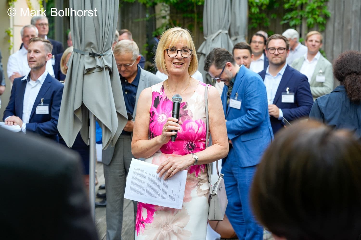 Susanne Johna, 1. Vorsitzende des Marburger Bundes, begrüßt die Gäste des Sommerfestes.