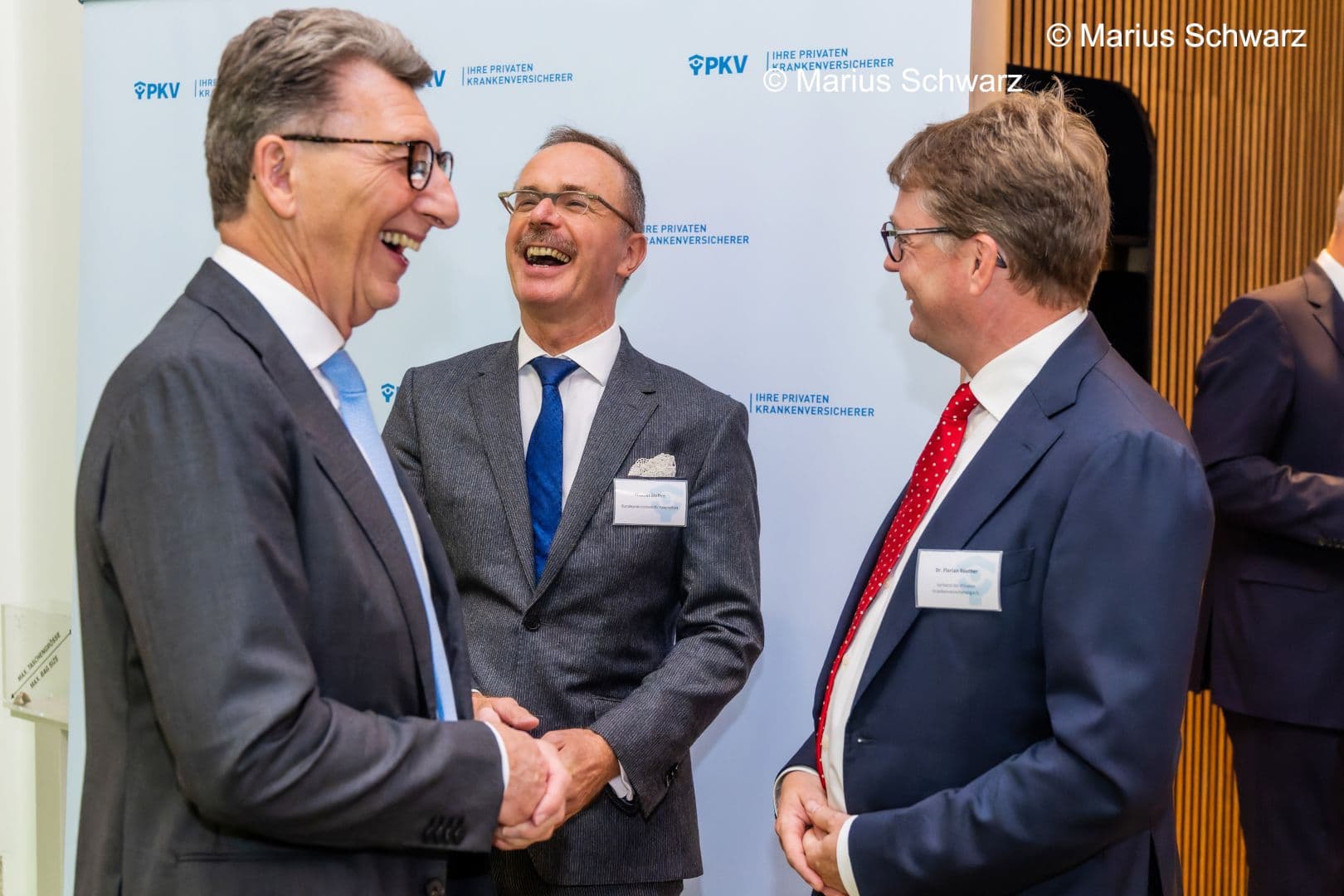 Bei so einem herzlichen Lachen kann beim PKV-Herbstfest nichts mehr schief gehen: Ulrich Leitermann (PKV-Verband), BMG-Staatssekretär Thomas Steffen, Florian Reuther (PKV-Verband) (v.l.n.r.)
