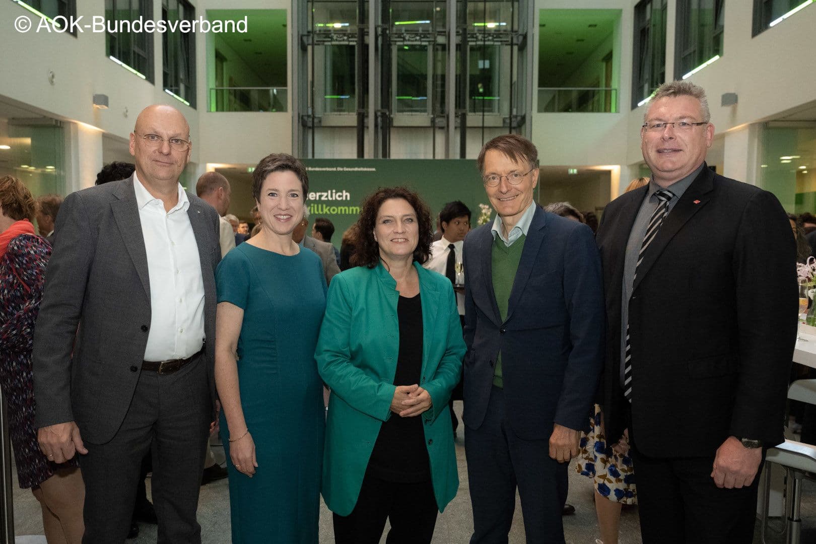 Die AOK-Führung lachend mit dem Bundesgesundheitsminister: Jens Martin Hoyer, Susanne Wagenmann, Carola Reimann (alle AOK-BV), Minister Karl Lauterbach, Knut Lambertin (AOK-BV) (v.l.n.r.)