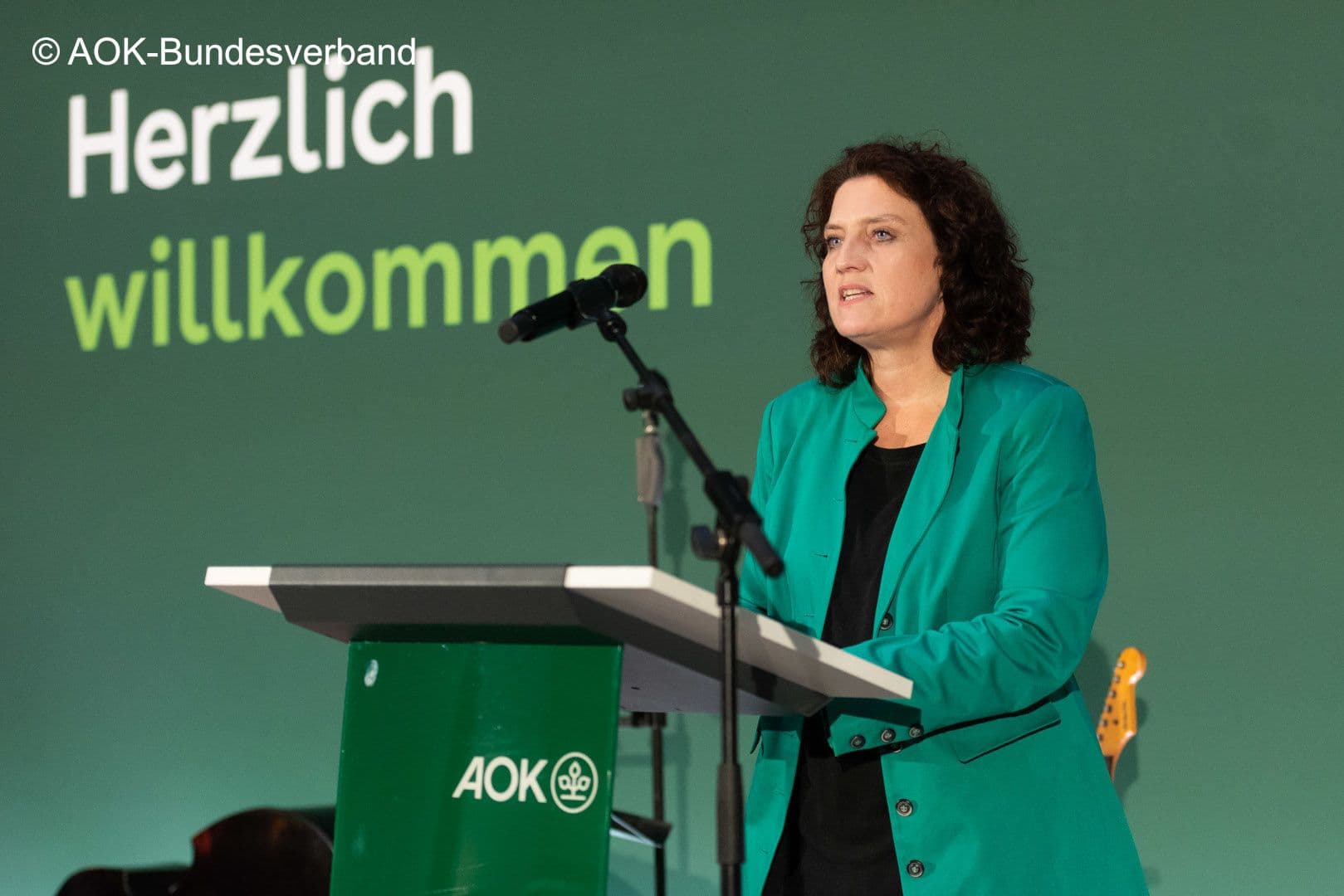 Die Vorstandsvorsitzende des AOK-Bundesverbandes, Carola Reimann, begrüßt die Gäste des Herbstfestes.