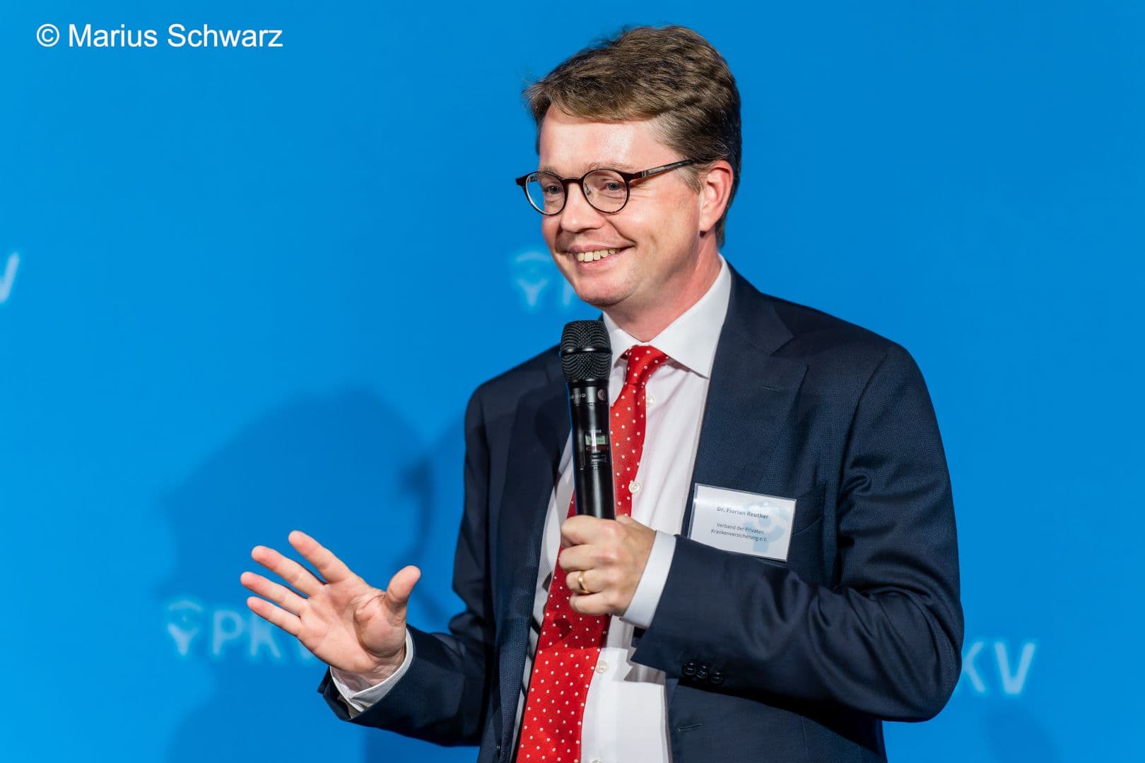 Ein ausgesprochen gut gelaunter Florian Reuther (PKV-Verband) auf der Bühne