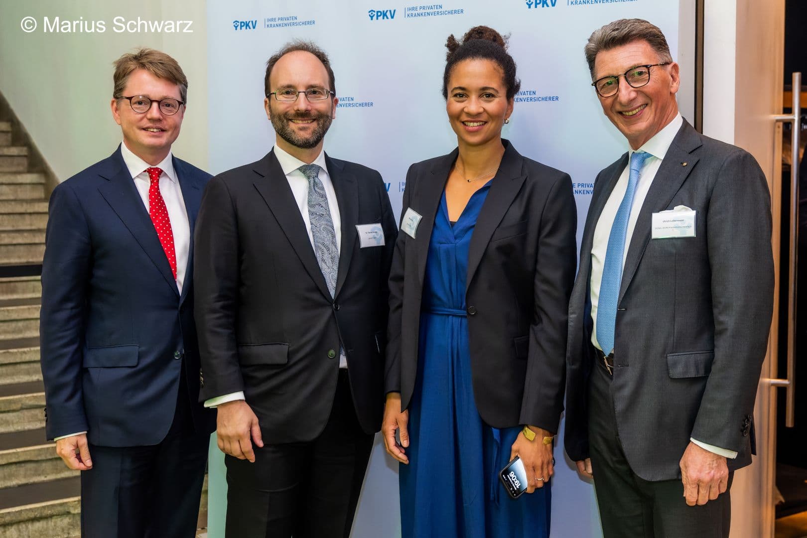 Gemeinsames Lächeln von gematik und PKV-Verband: Florian Reuther (PKV-Verband), Florian Hartge, Brenya Adjei (beide gematik), Ulrich Leitermann (PKV-Verband) (v.l.n.r.)