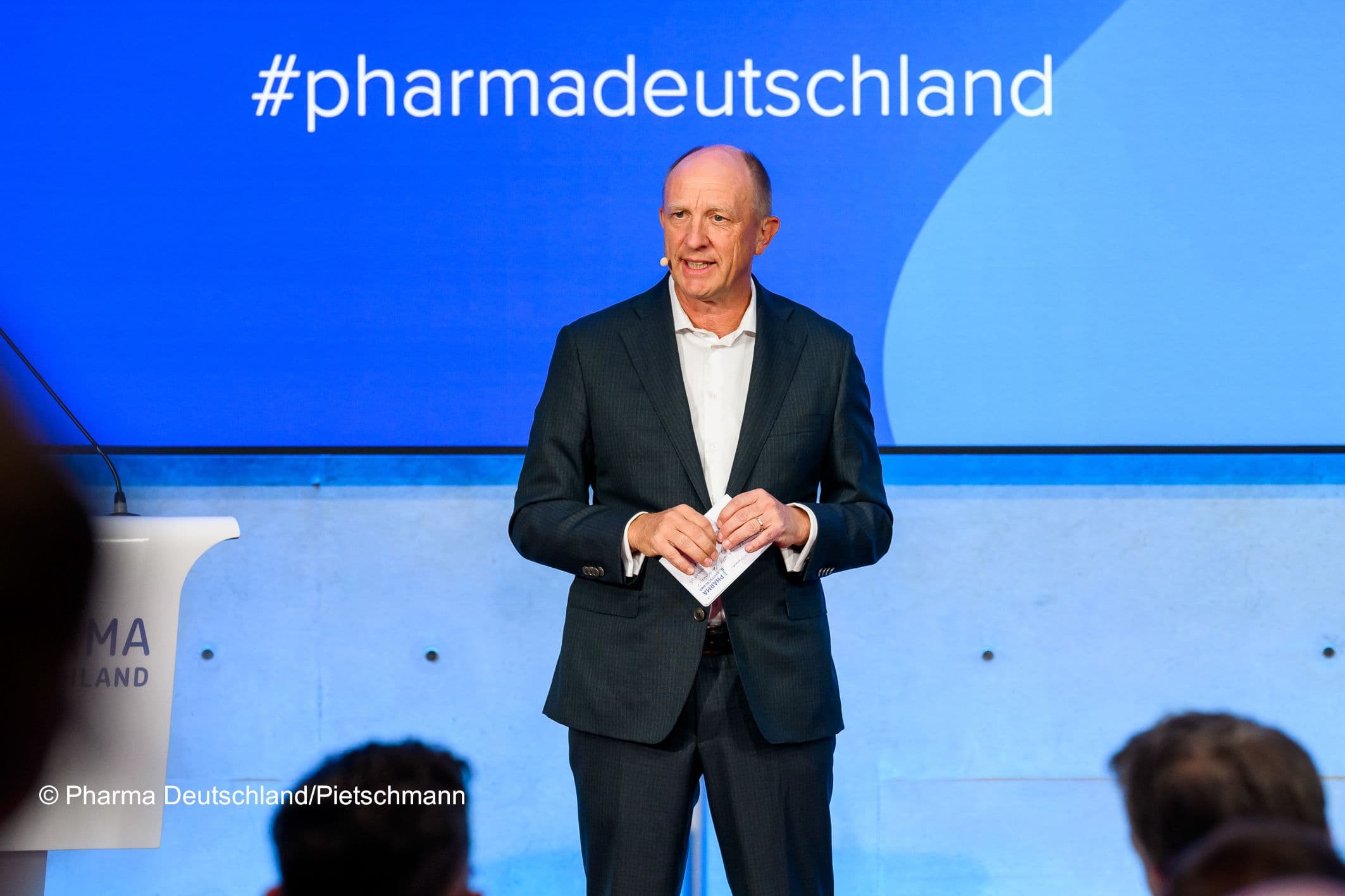 Jörg Wieczorek, Vorstandsvorsitzender von Pharma Deutschland, begrüßt die Gäste in Berlin.