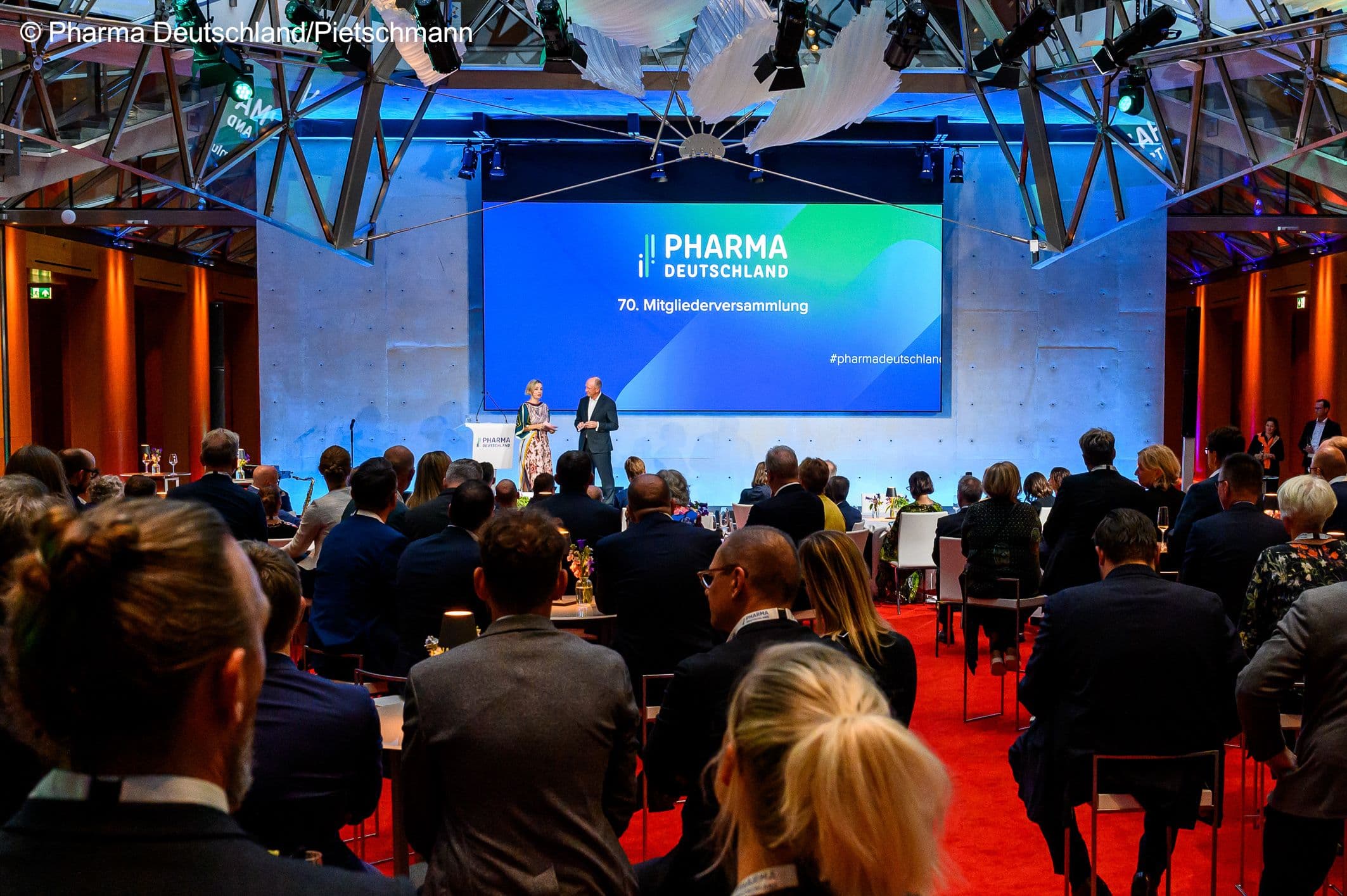 Hallo, wir sind da: volles Haus beim Empfang von Pharma Deutschland.