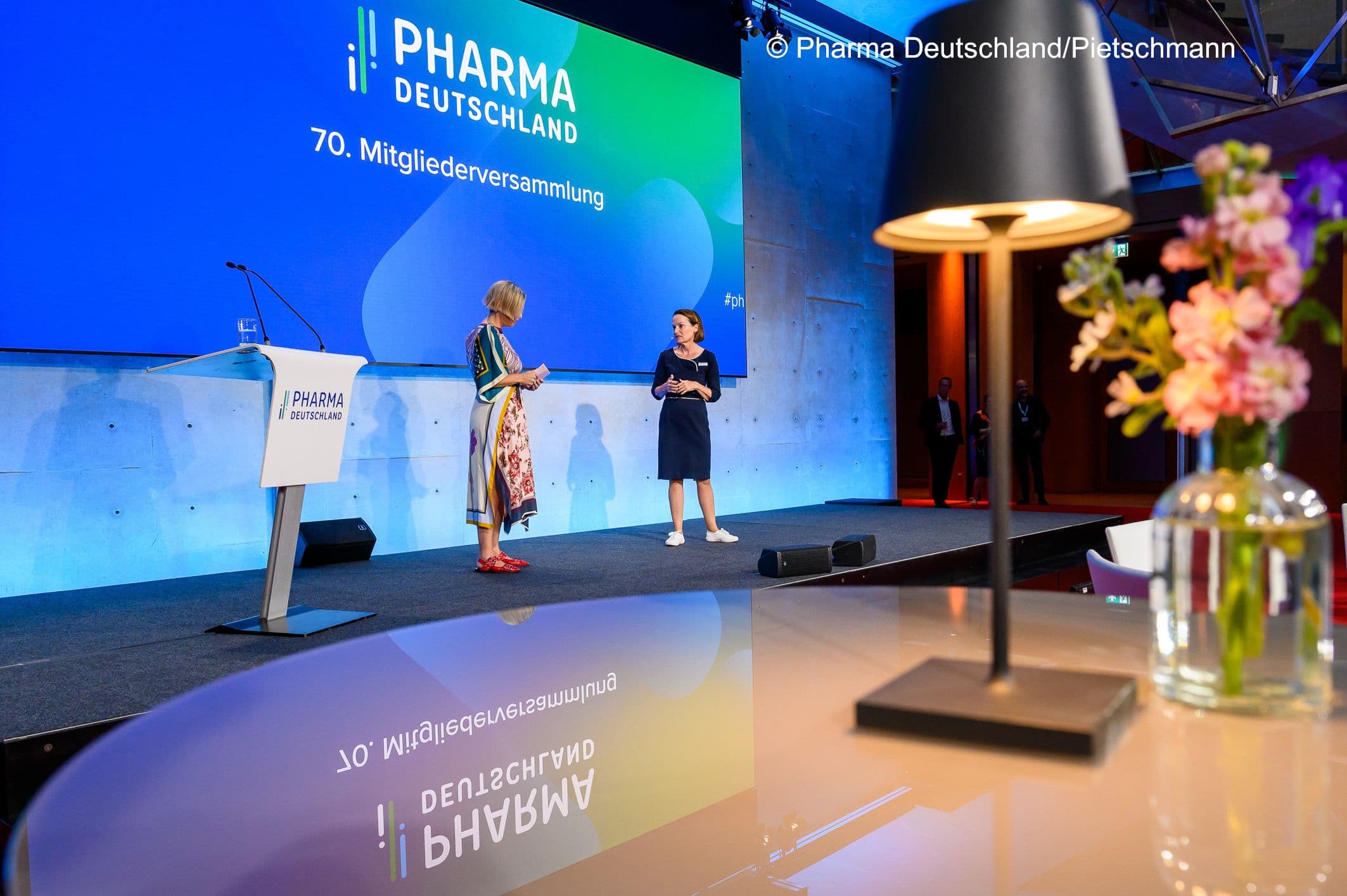 Auf der Bühne sind Moderatorin Inga Bergen (l.) mit Dorothee Brakmann (Pharma Deutschland)
