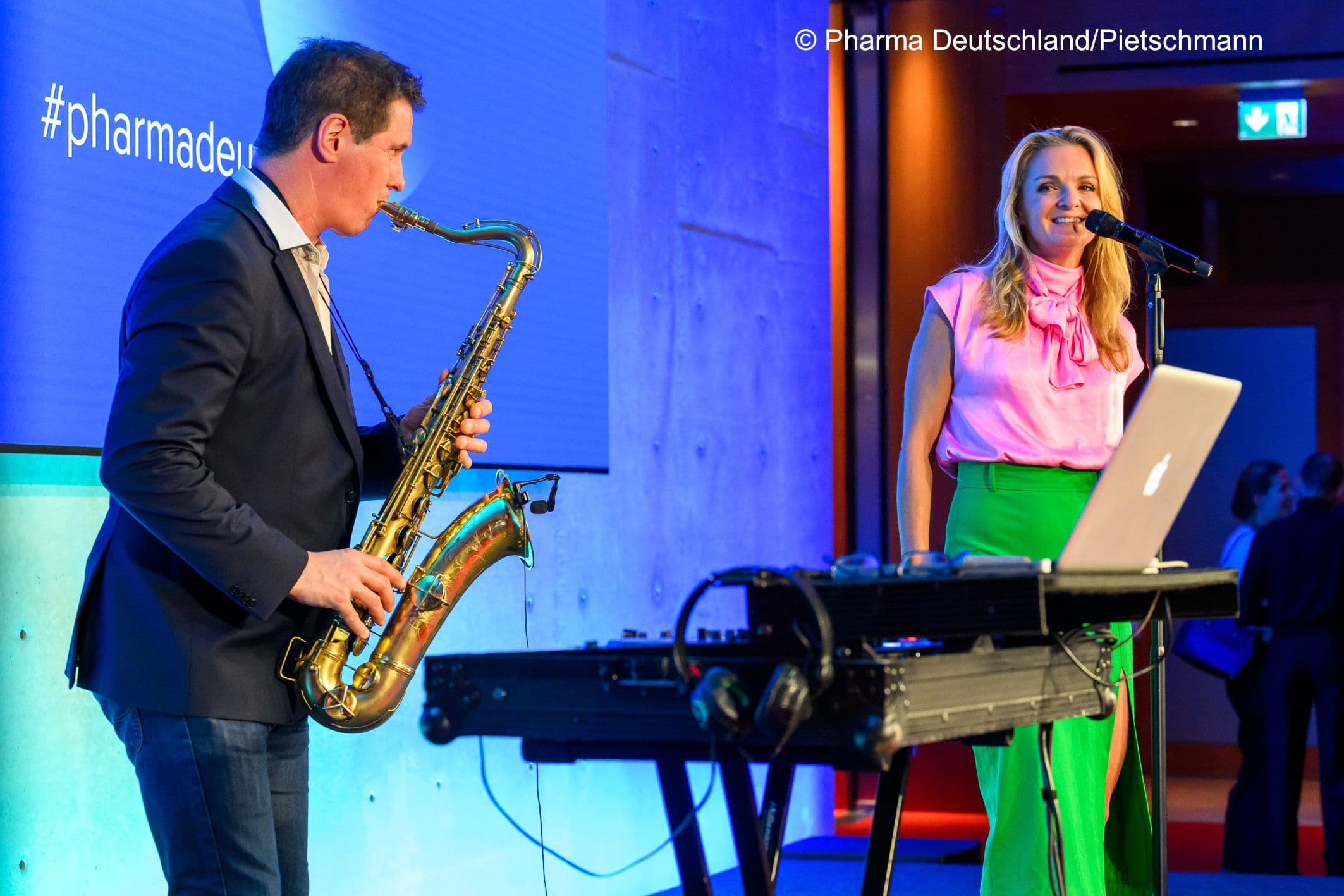 Das Duo Iza & Valentin Höll spielt auf
